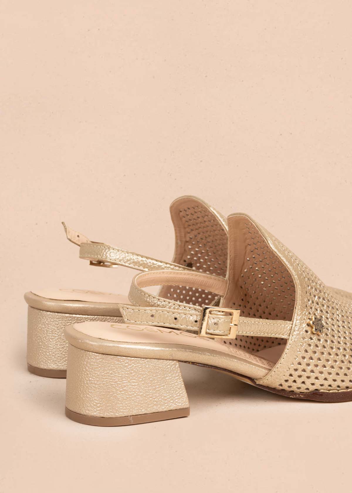 Tacones trabilla en cuero color champaña con perforaciones 105584