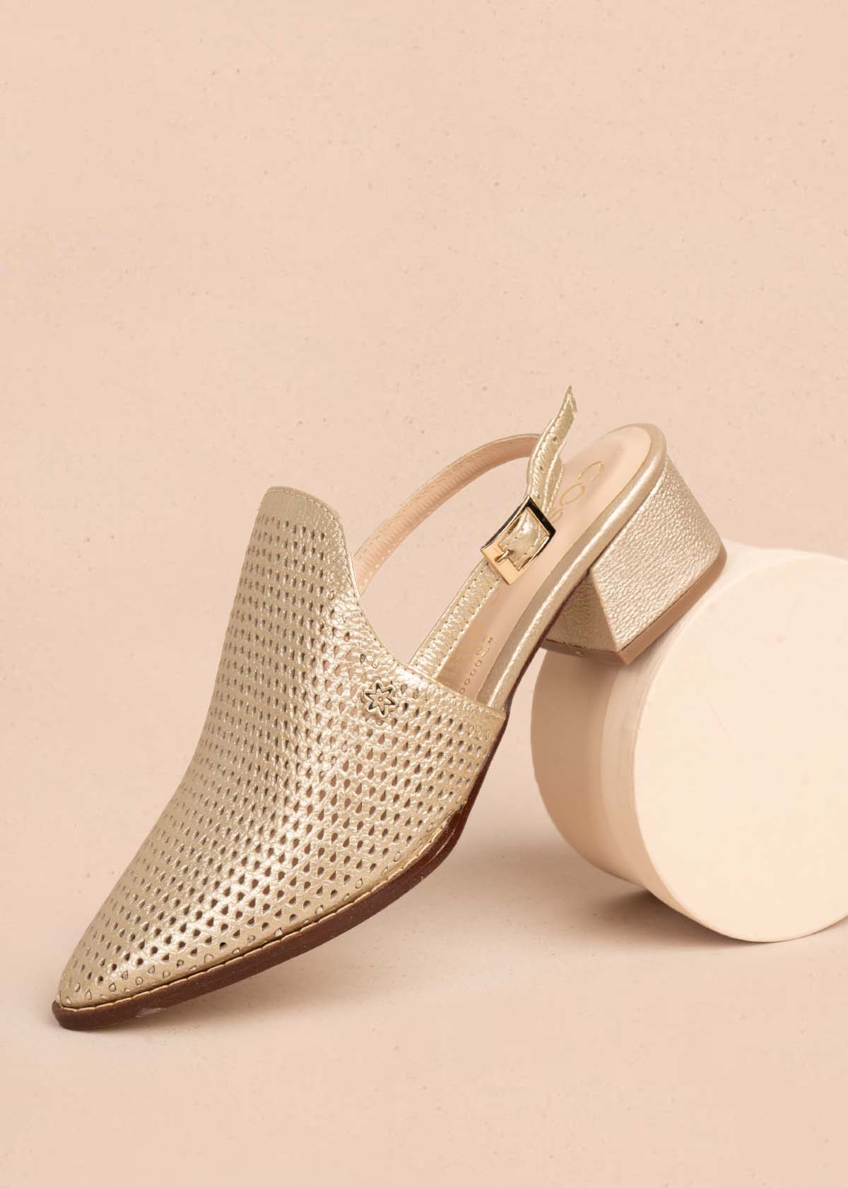 Tacones trabilla en cuero color champaña con perforaciones 105584