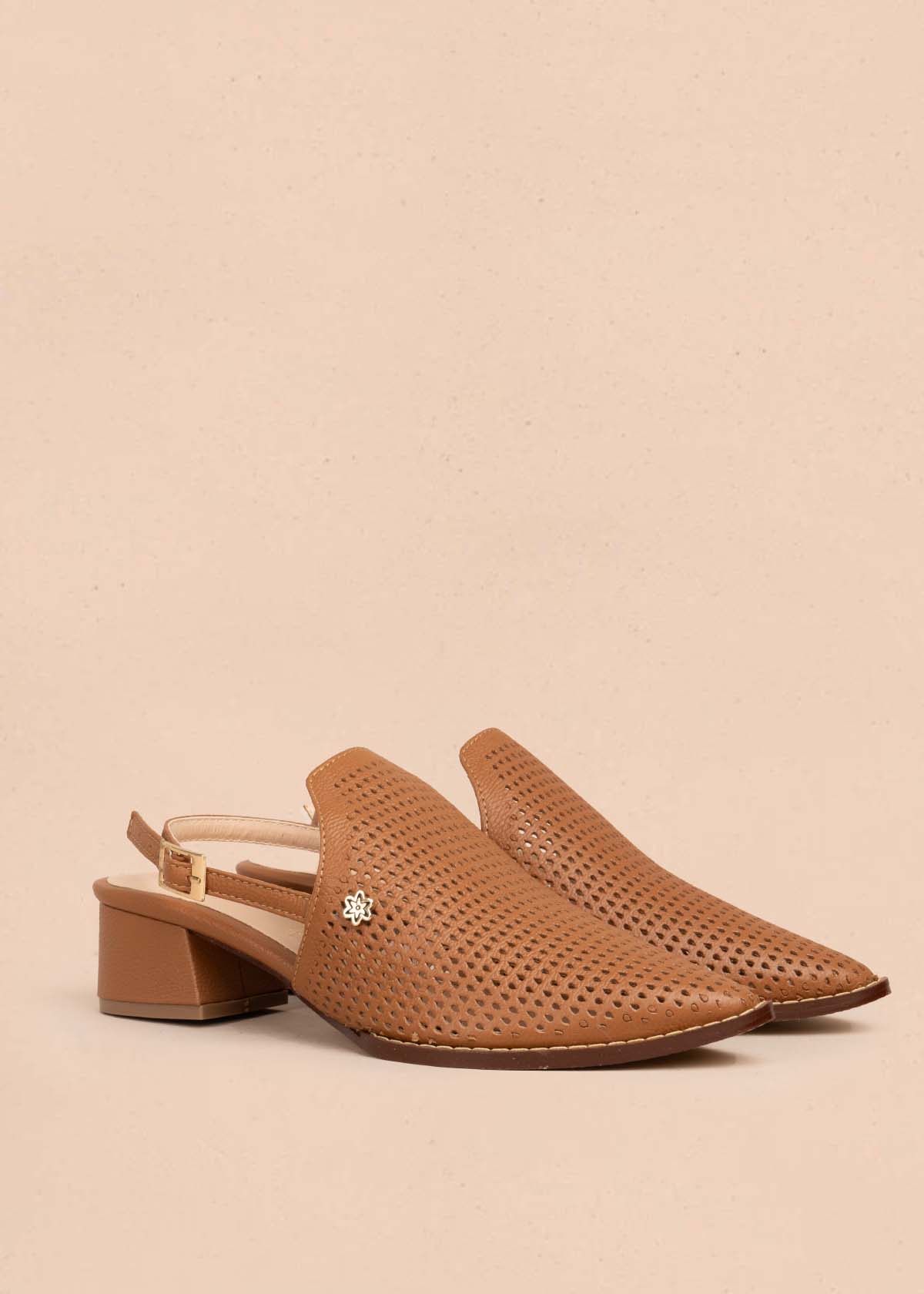 Tacones trabilla en cuero color miel con perforaciones 105584