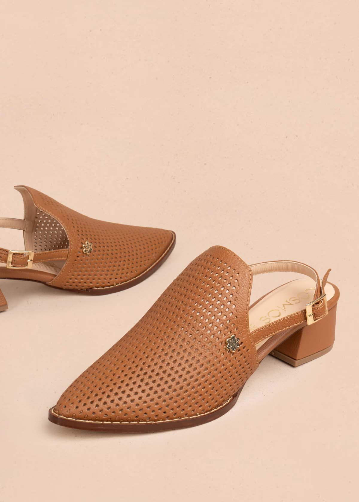 Tacones trabilla en cuero color miel con perforaciones 105584