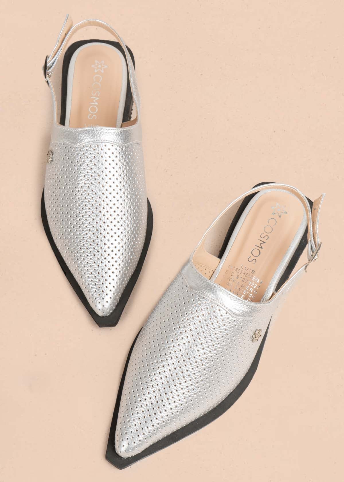 Tacones trabilla en cuero color plata con perforaciones 105586