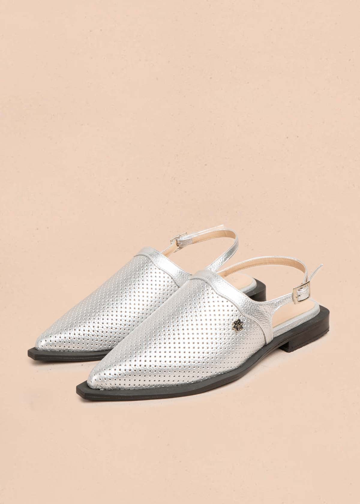 Tacones trabilla en cuero color plata con perforaciones 105586