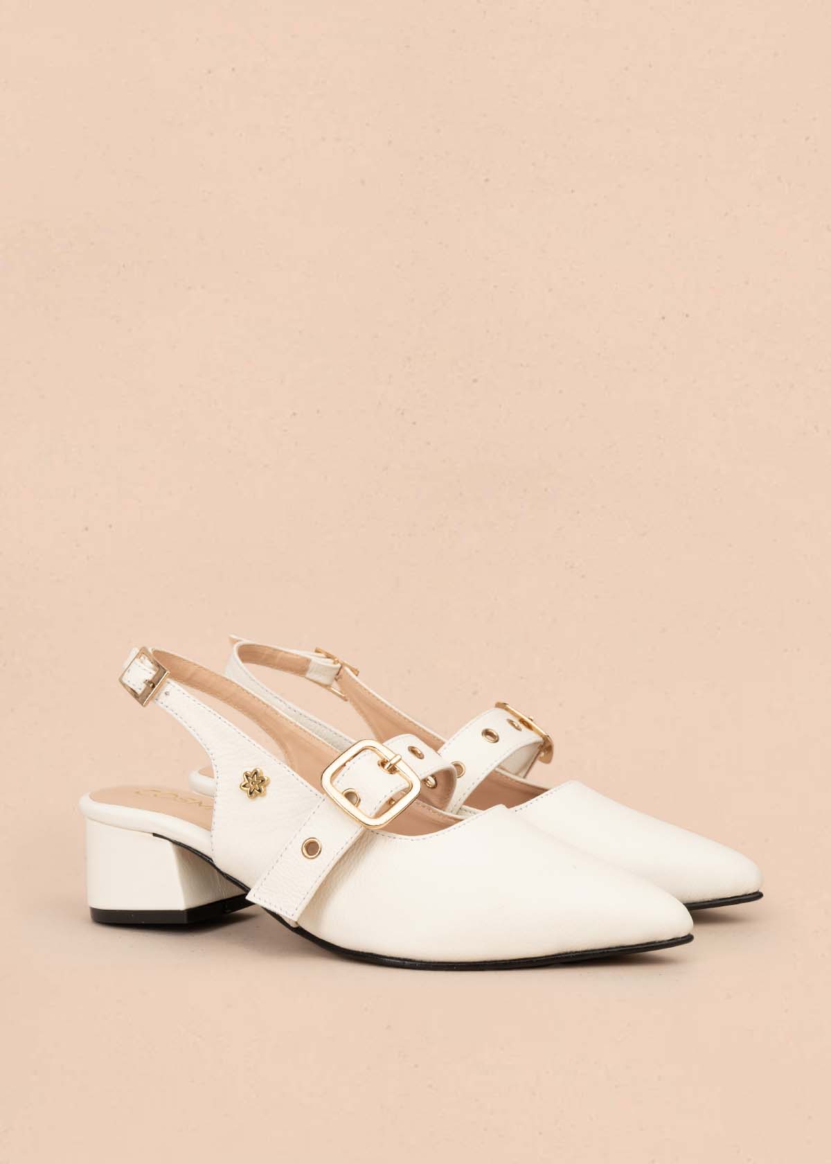 Tacones trabilla en cuero color talco con correa 105587