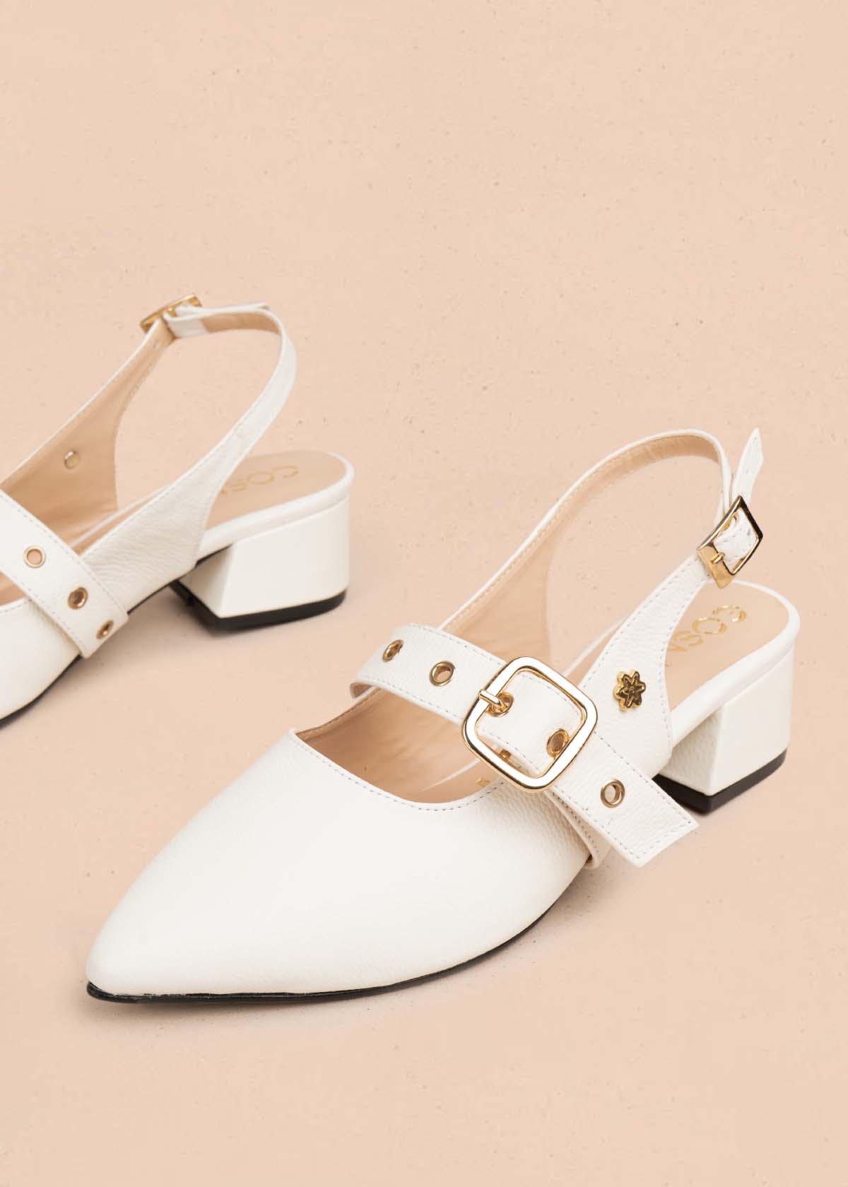 Tacones trabilla en cuero color talco con correa 105587