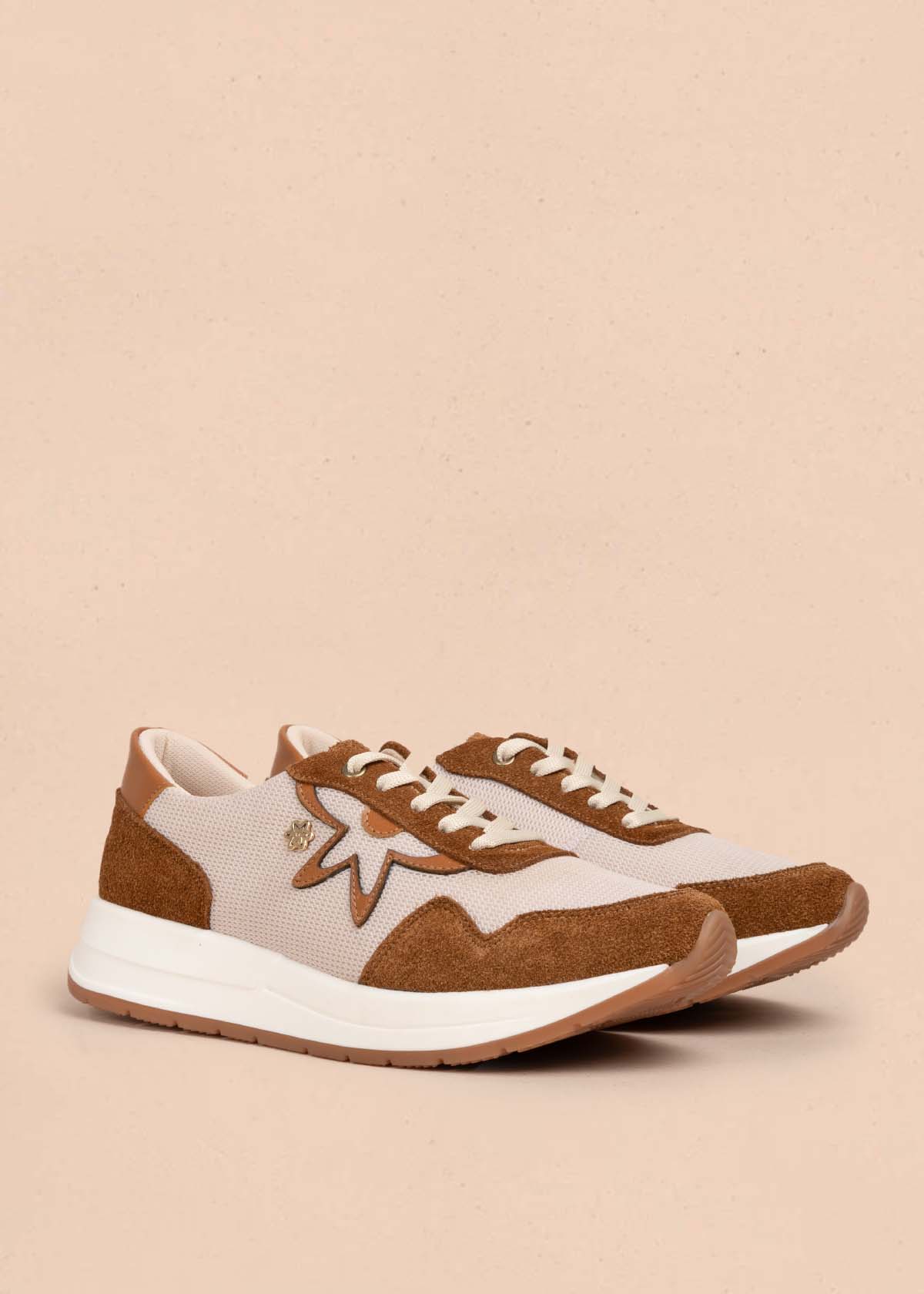 Tenis casuales en cuero color miel con átomo cosmos 105589
