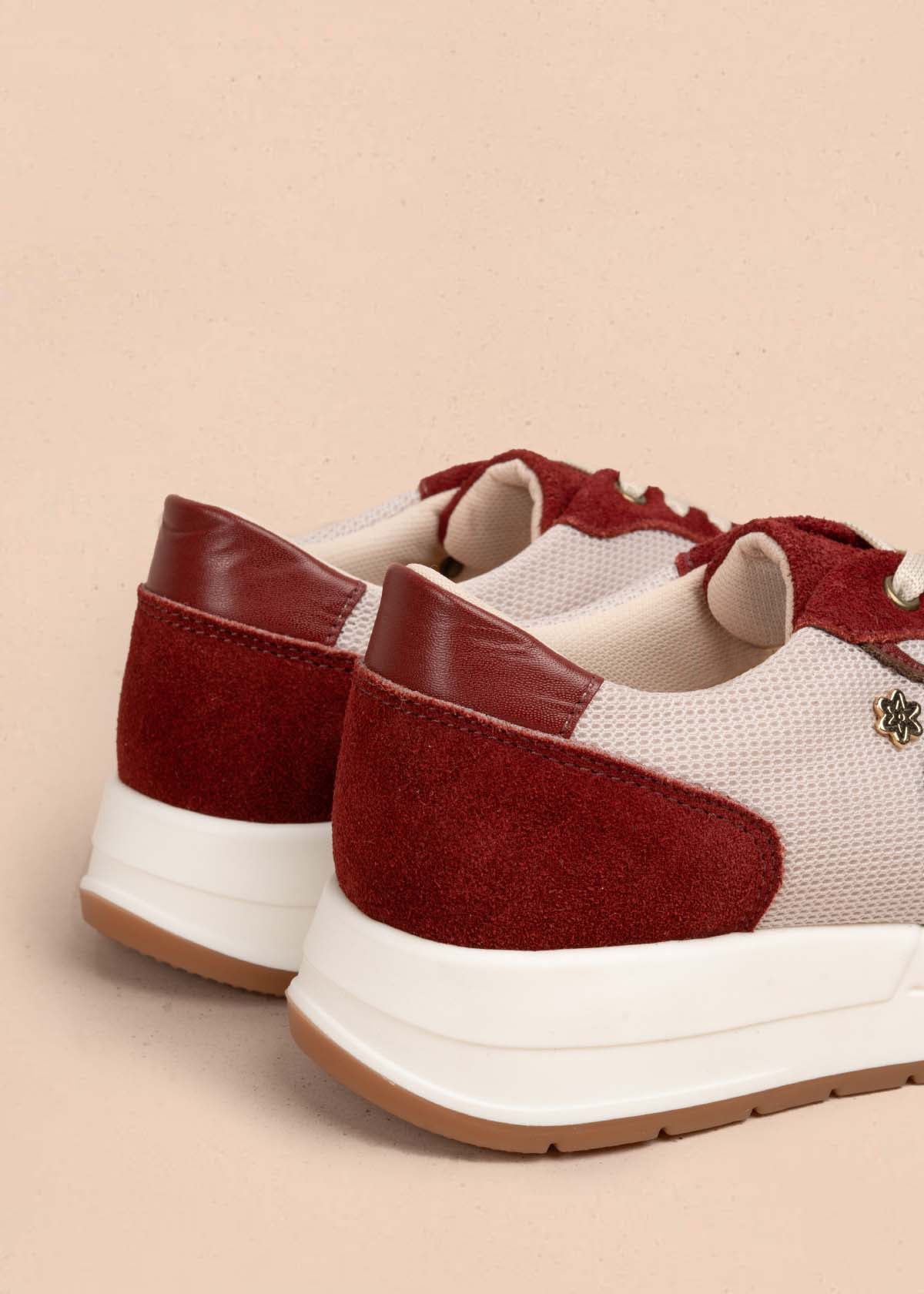 Tenis casuales en cuero color vinotinto con átomo 105589