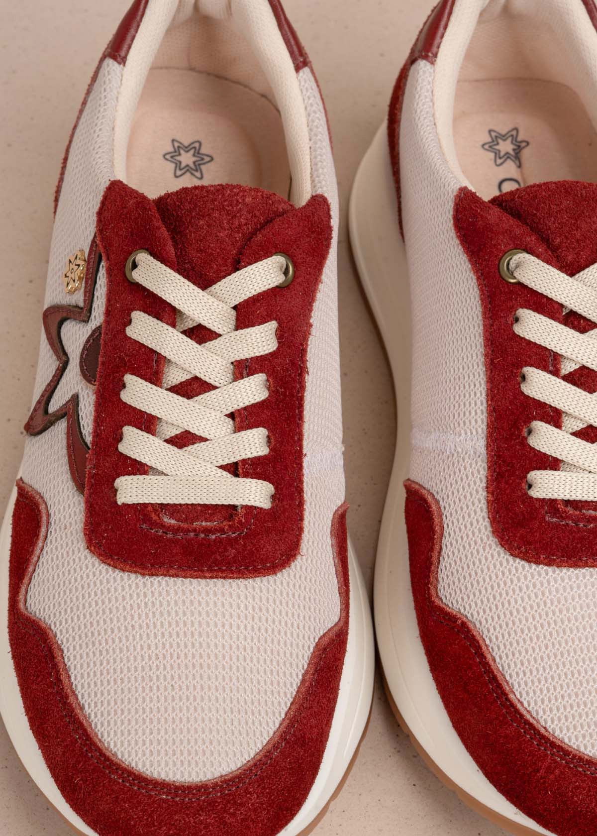 Tenis casuales en cuero color vinotinto con átomo 105589