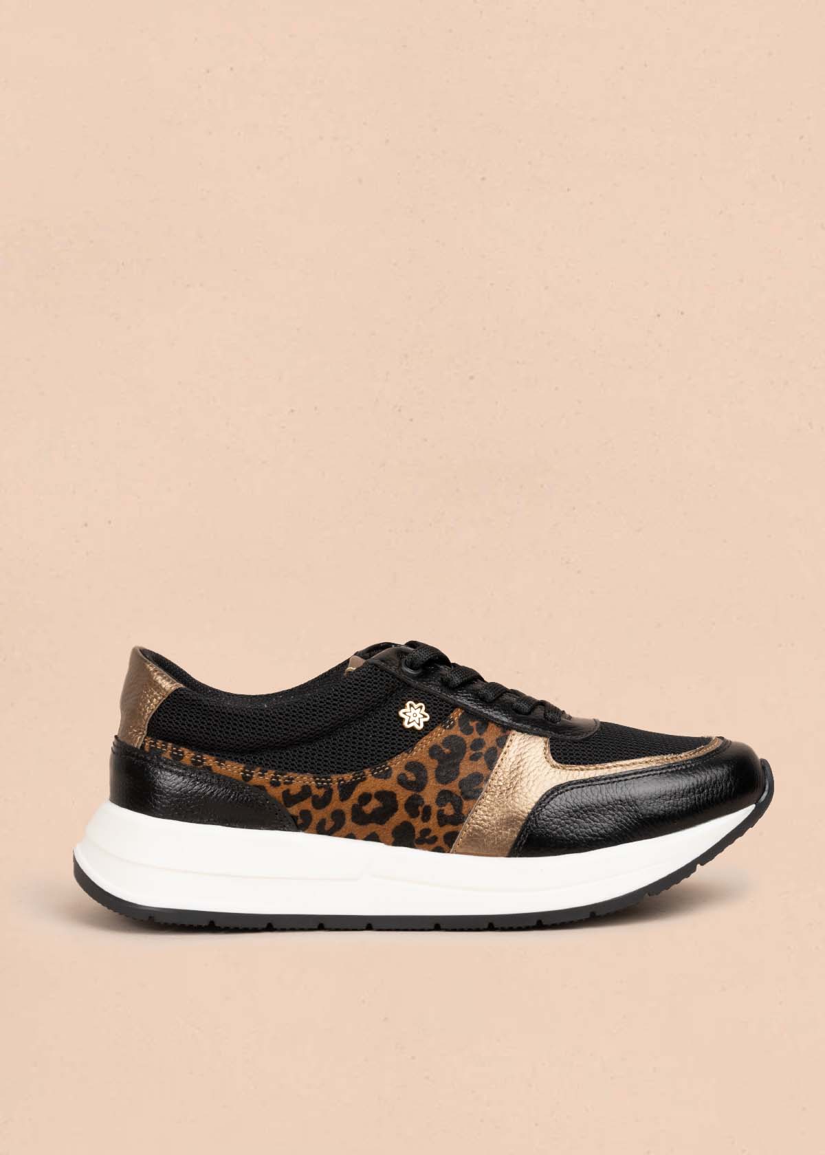Tenis casuales en cuero color negro con folia animal print 105591