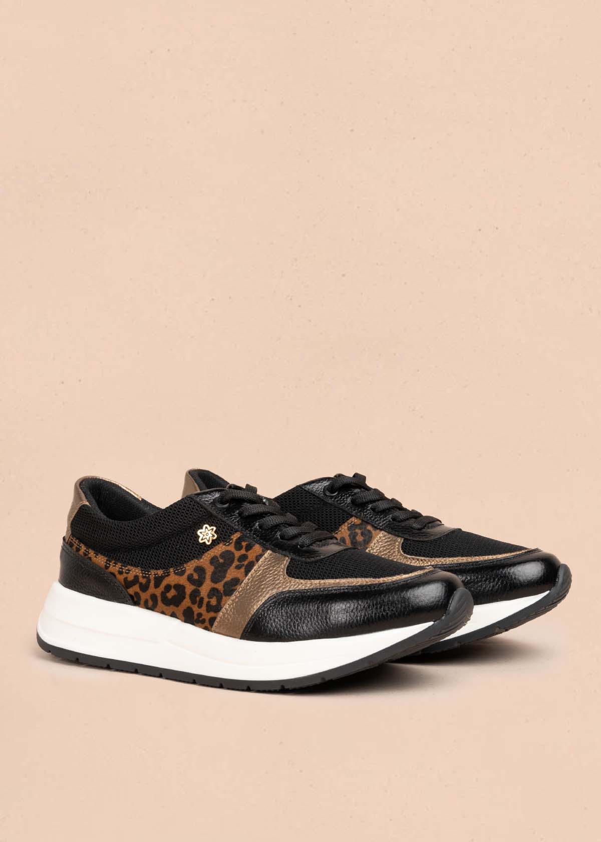 Tenis casuales en cuero color negro con folia animal print 105591