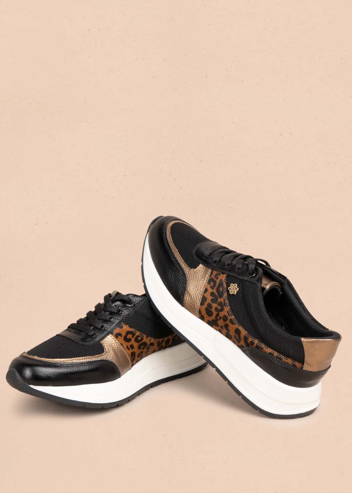 Tenis casuales en cuero color negro con folia animal print 105591