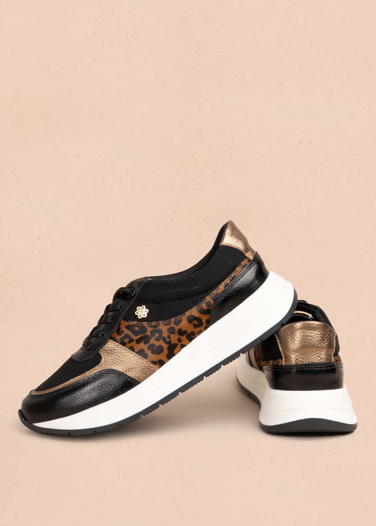 Tenis casuales en cuero color negro con folia animal print 105591