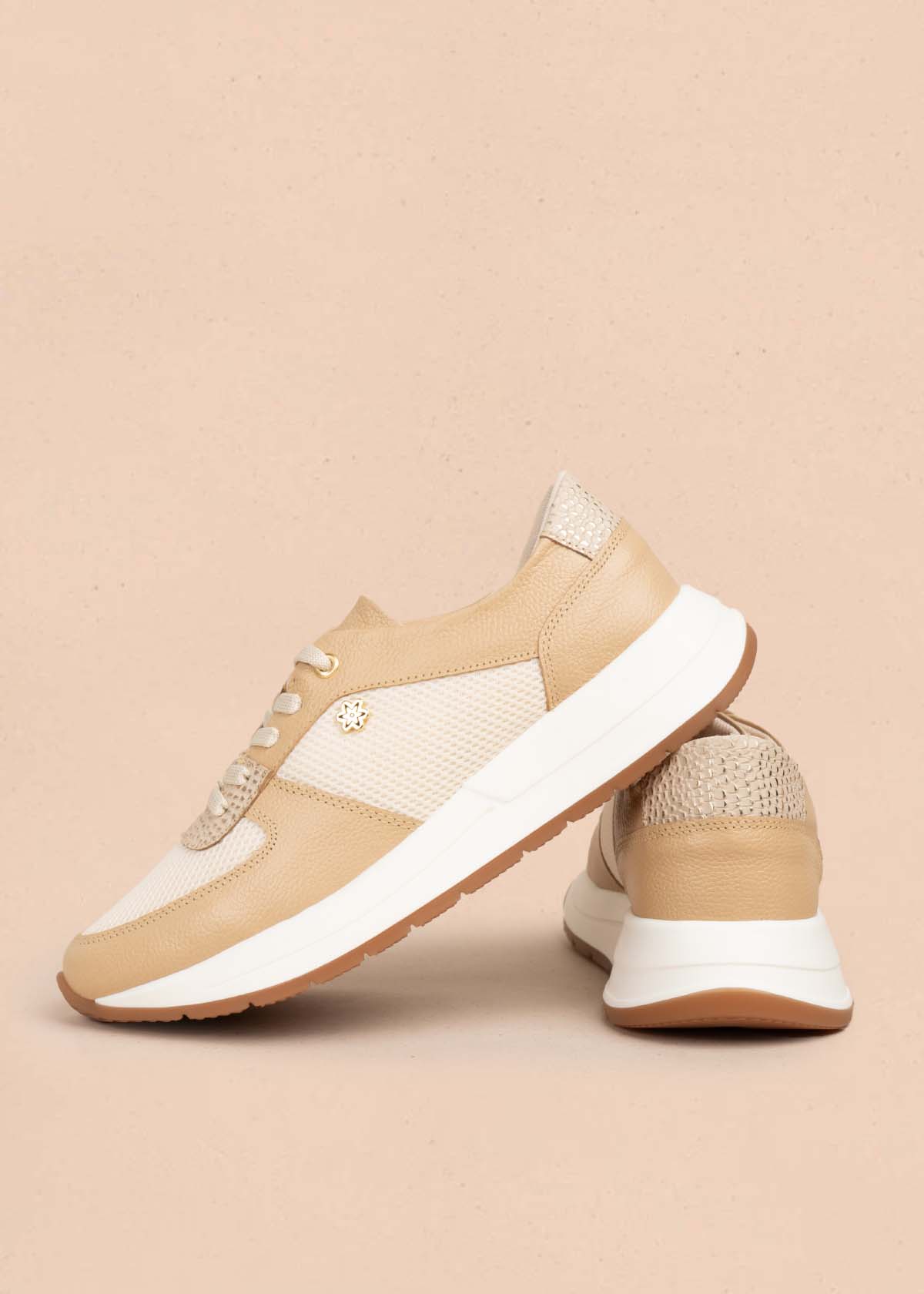Tenis casuales en cuero color beige con folia 105592
