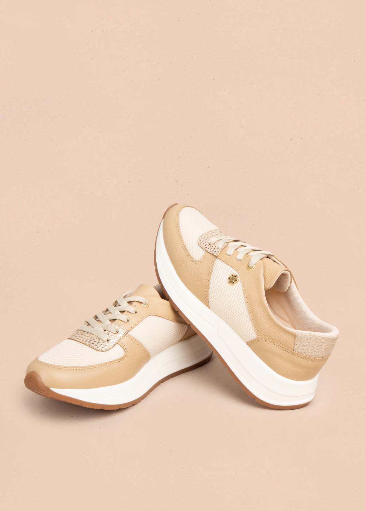 Tenis casuales en cuero color beige con folia 105592