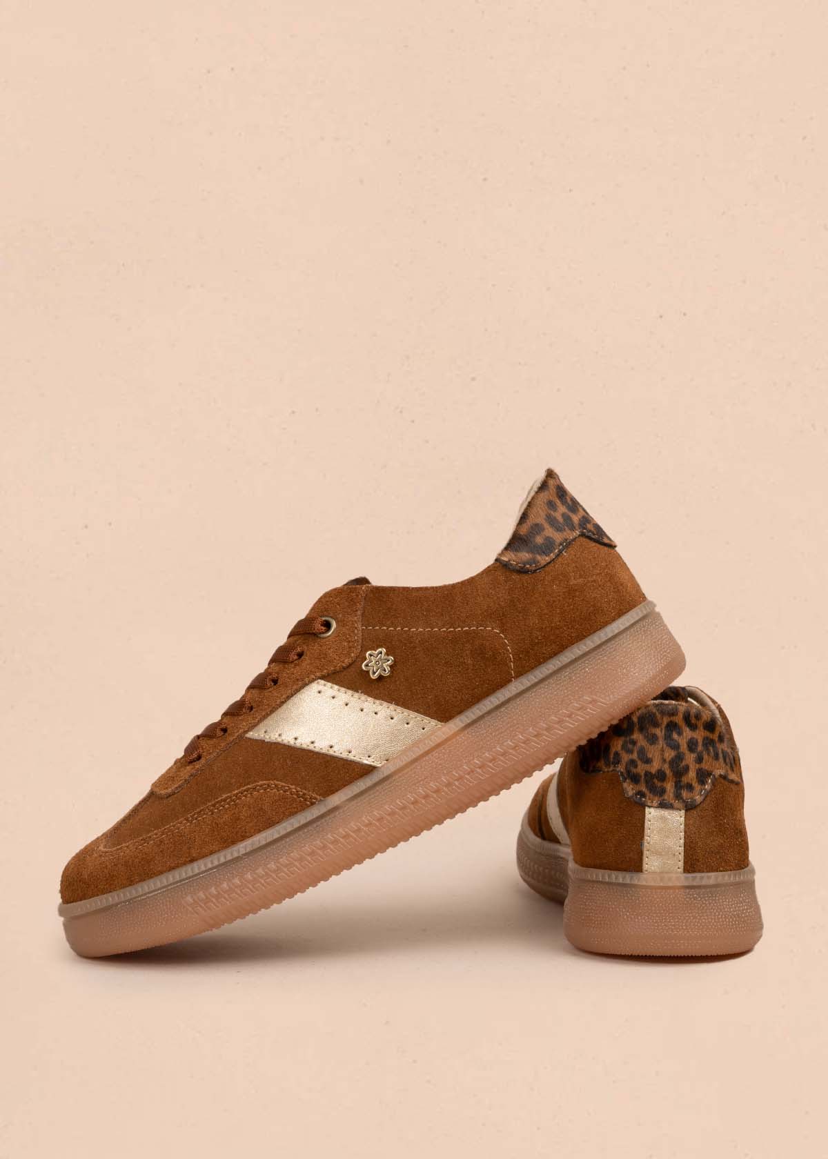 Tenis casuales en cuero color miel con folia animal print 105594
