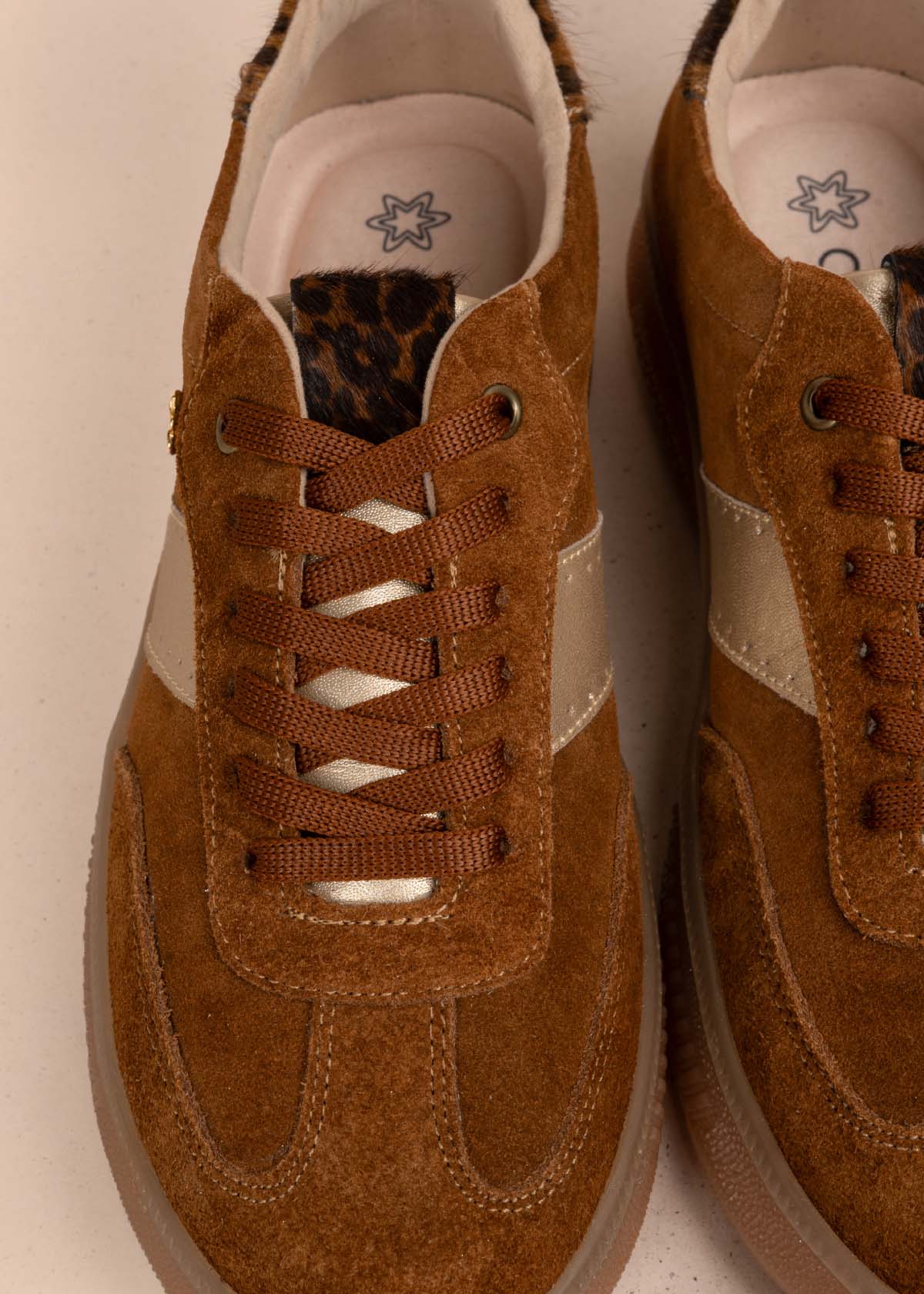 Tenis casuales en cuero color miel con folia animal print 105594