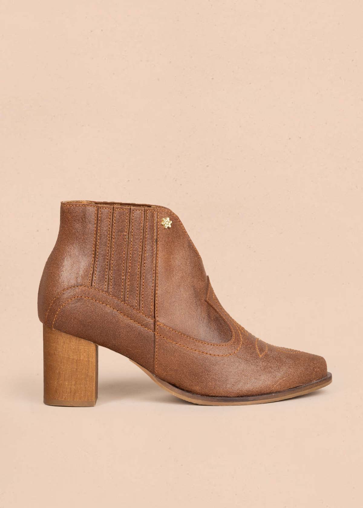 Botines en cuero color miel con bordado 105600