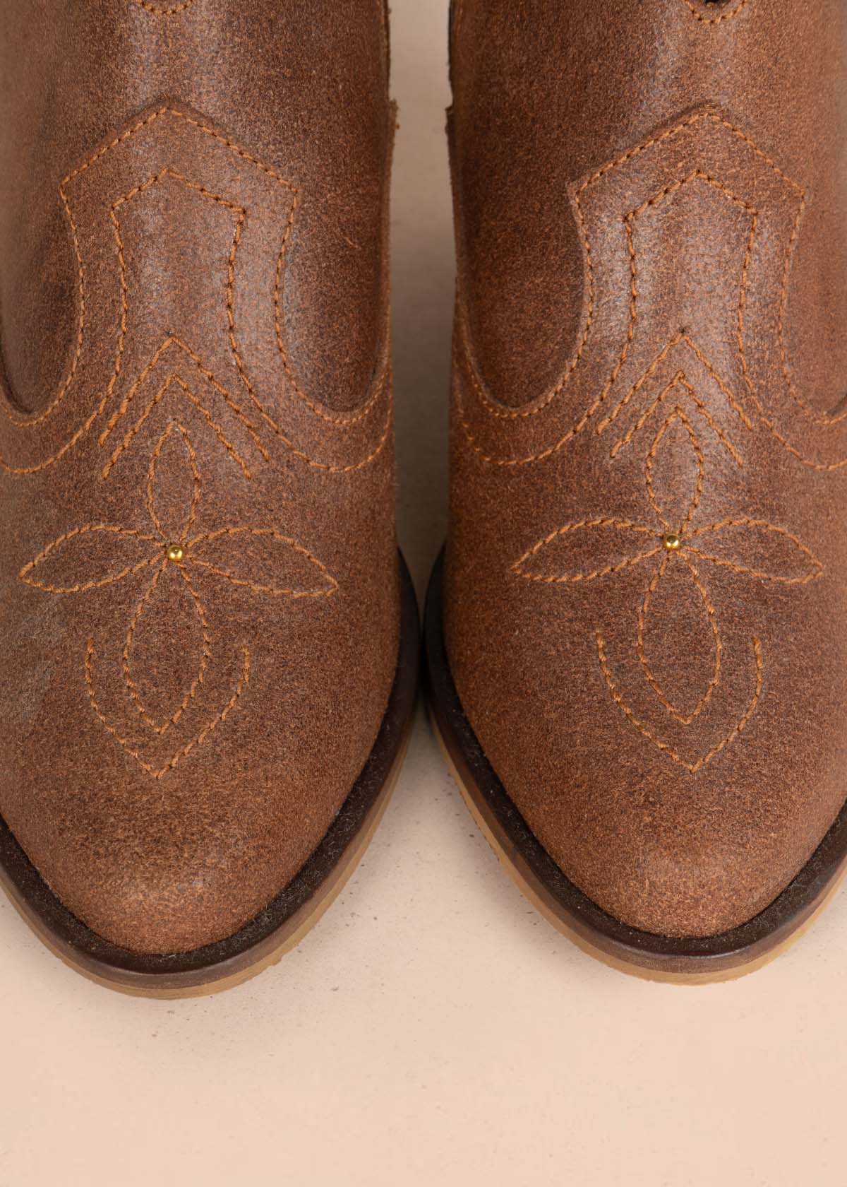 Botines en cuero color miel con bordado 105600