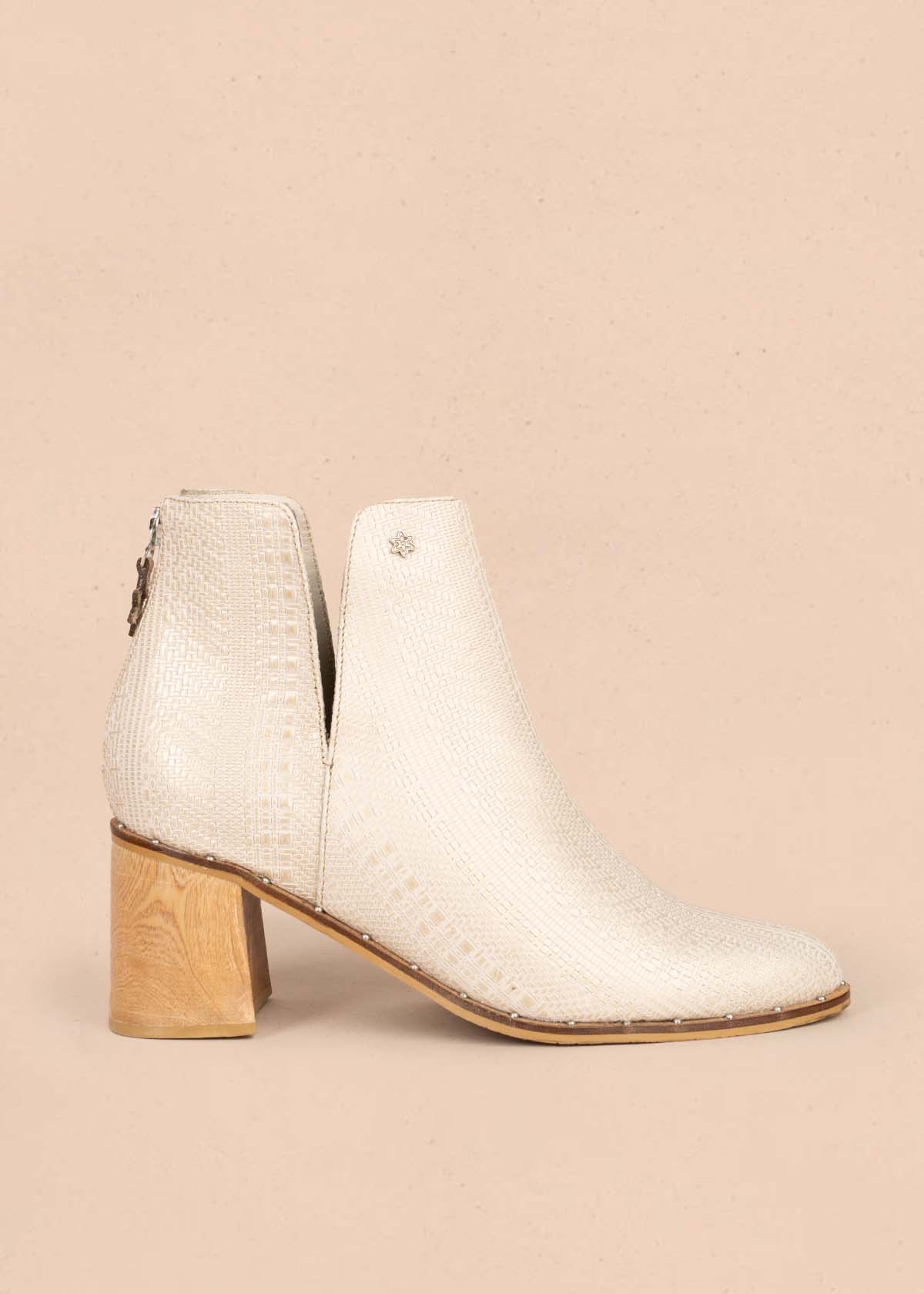 Botines en cuero color beige con abertura lateral 105601