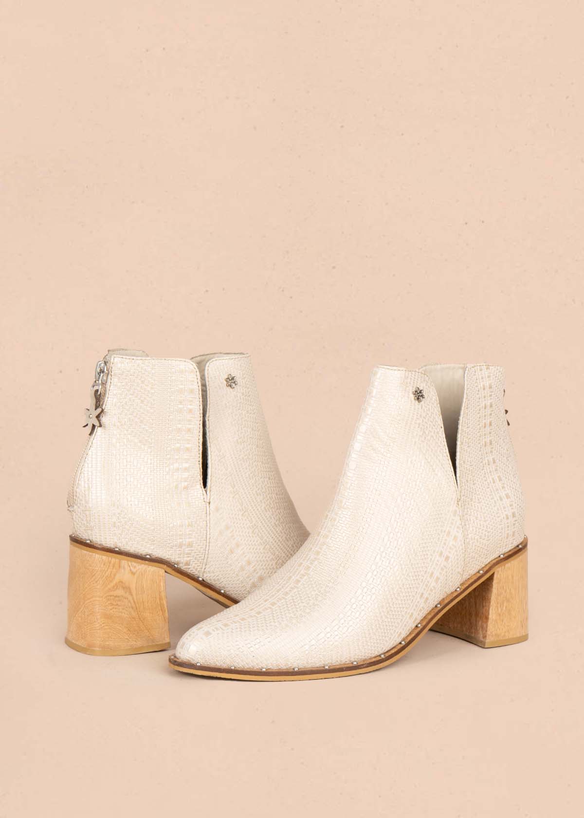 Botines en cuero color beige con abertura lateral 105601