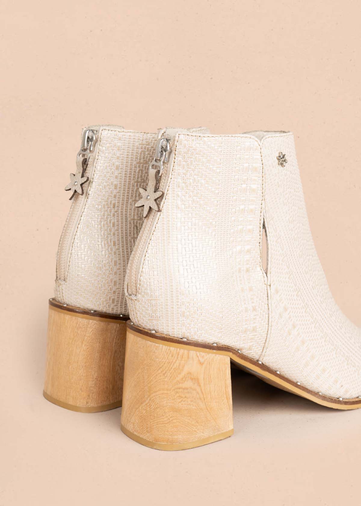 Botines en cuero color beige con abertura lateral 105601