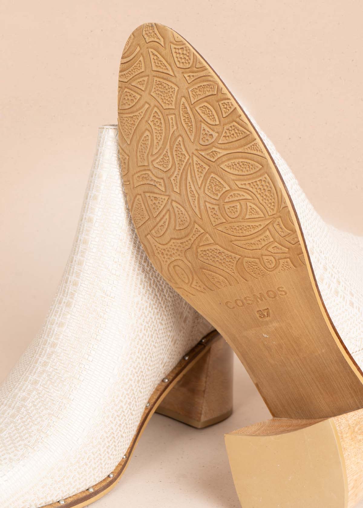 Botines en cuero color beige con abertura lateral 105601