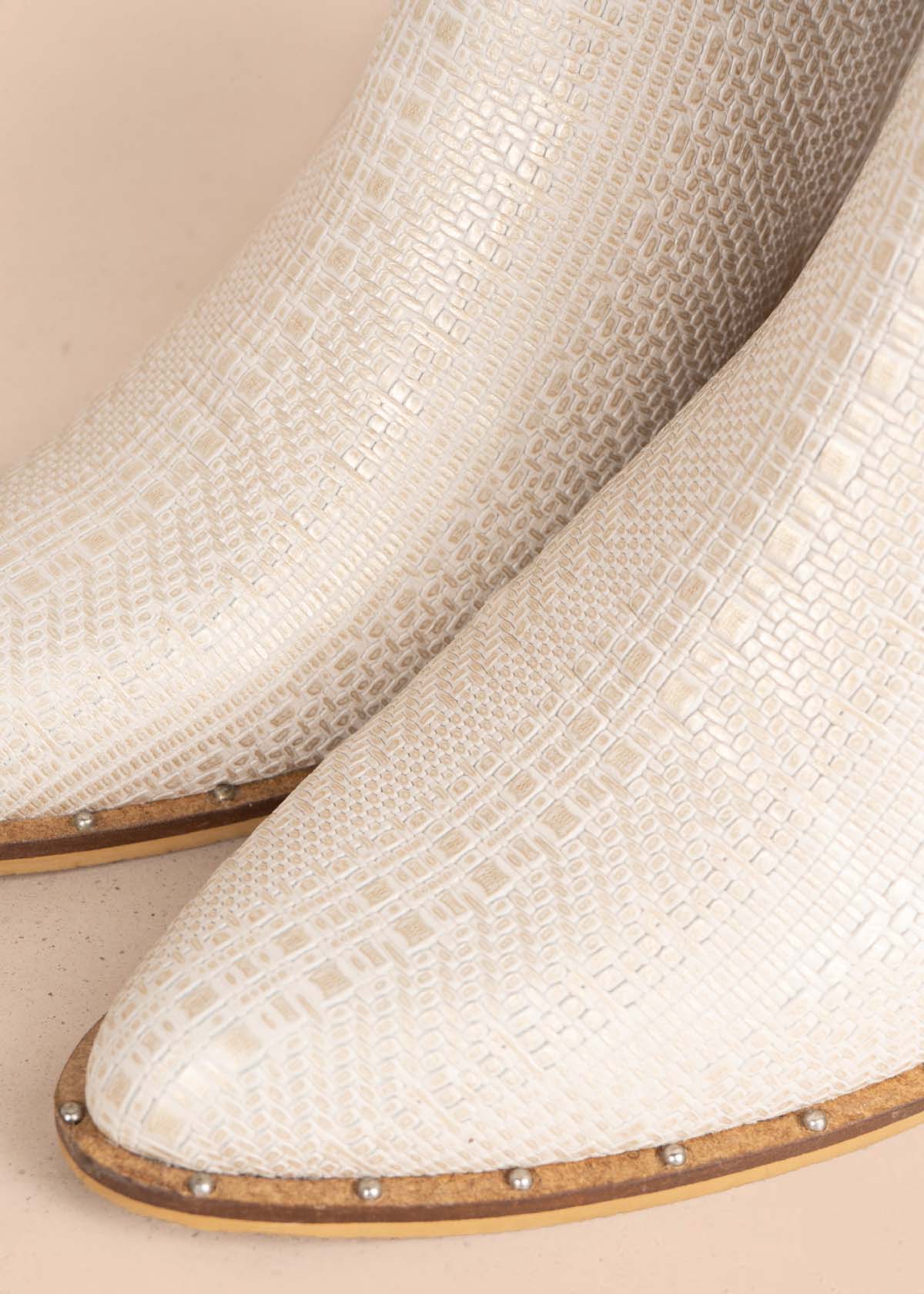 Botines en cuero color beige con abertura lateral 105601