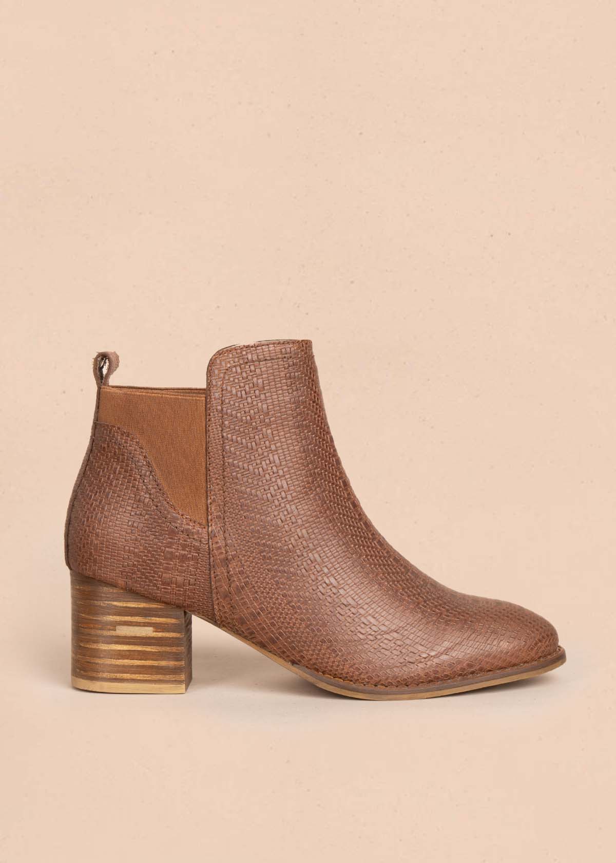 Botines en cuero color miel con resorte 105602