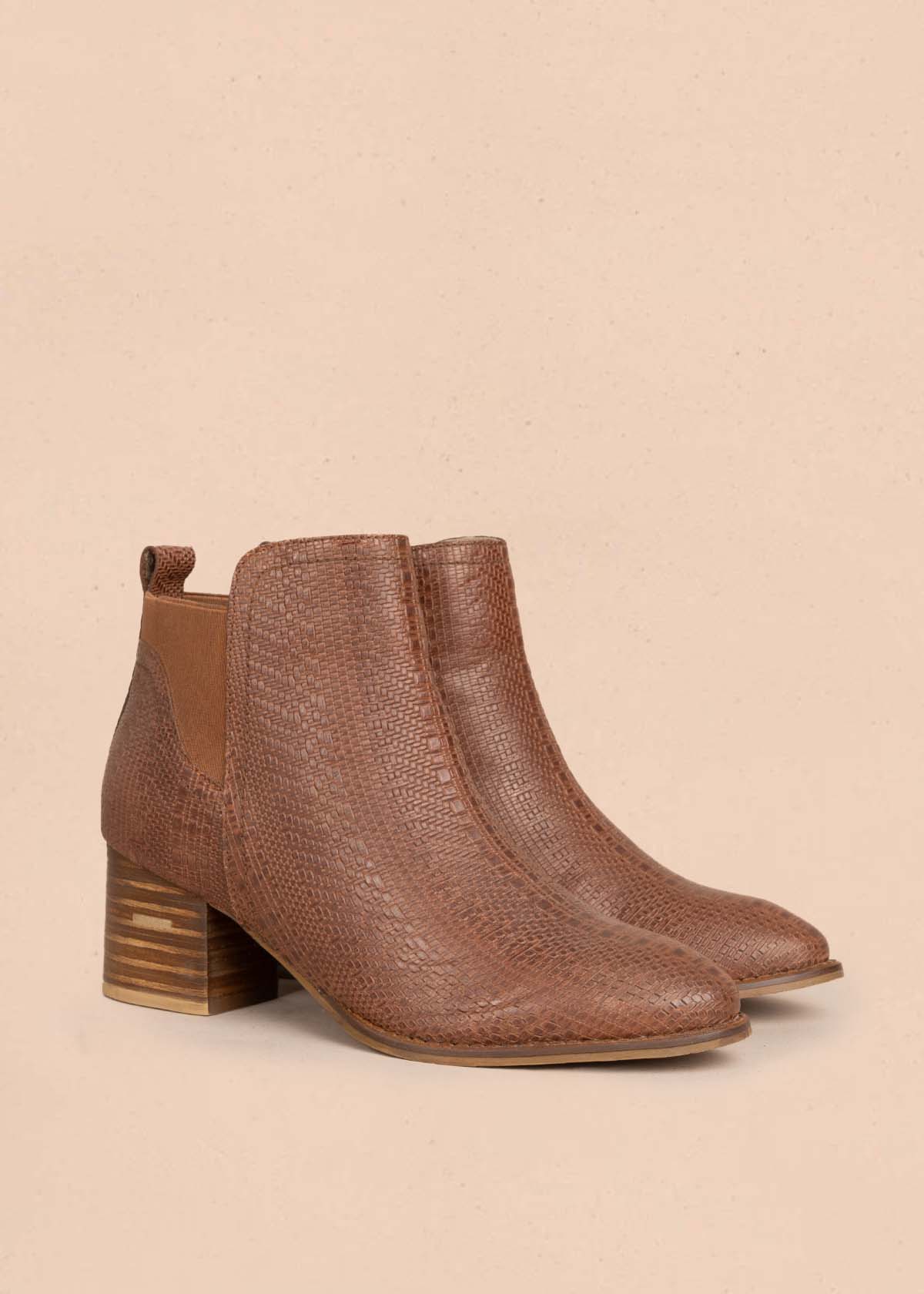 Botines en cuero color miel con resorte 105602