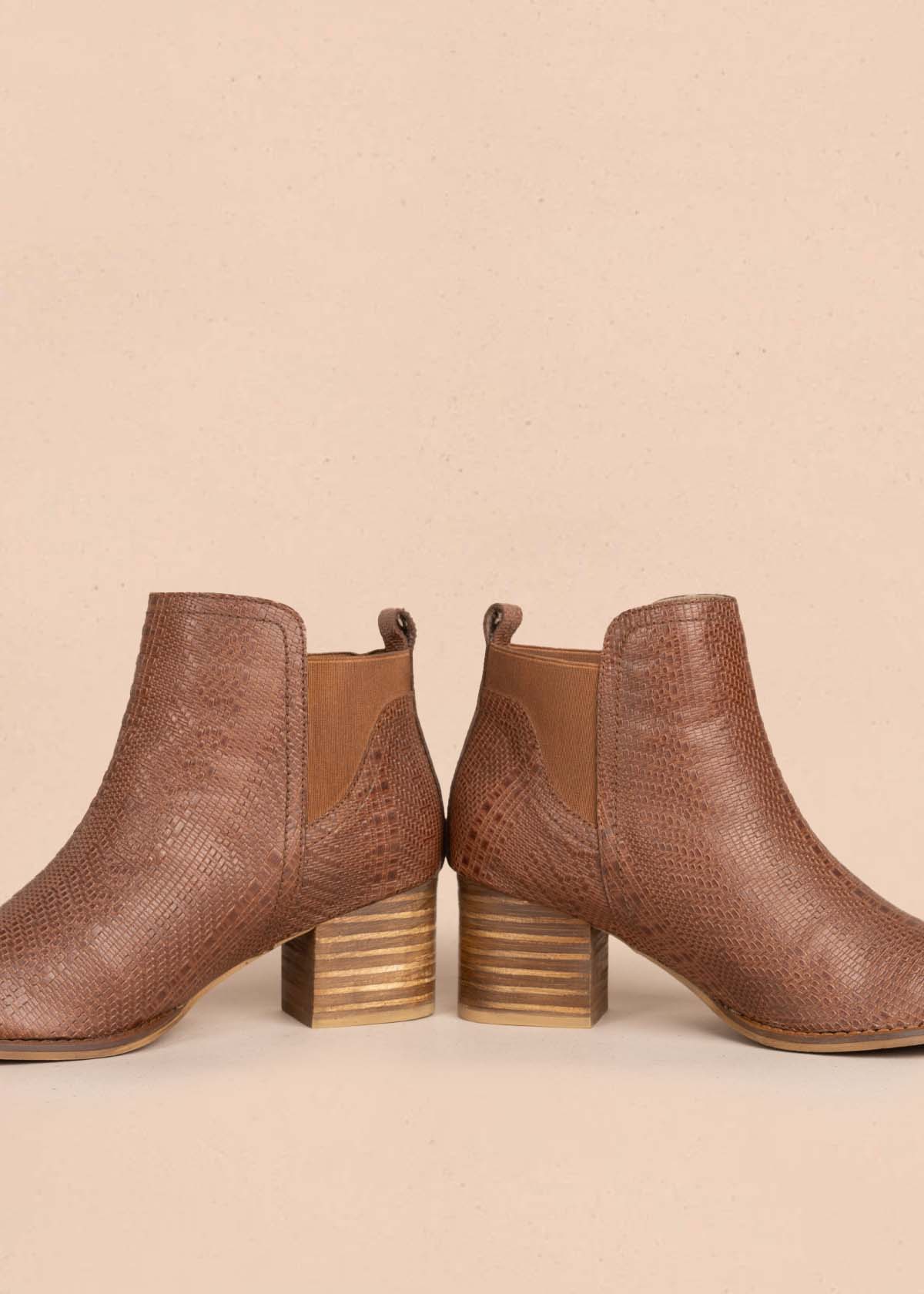 Botines en cuero color miel con resorte 105602