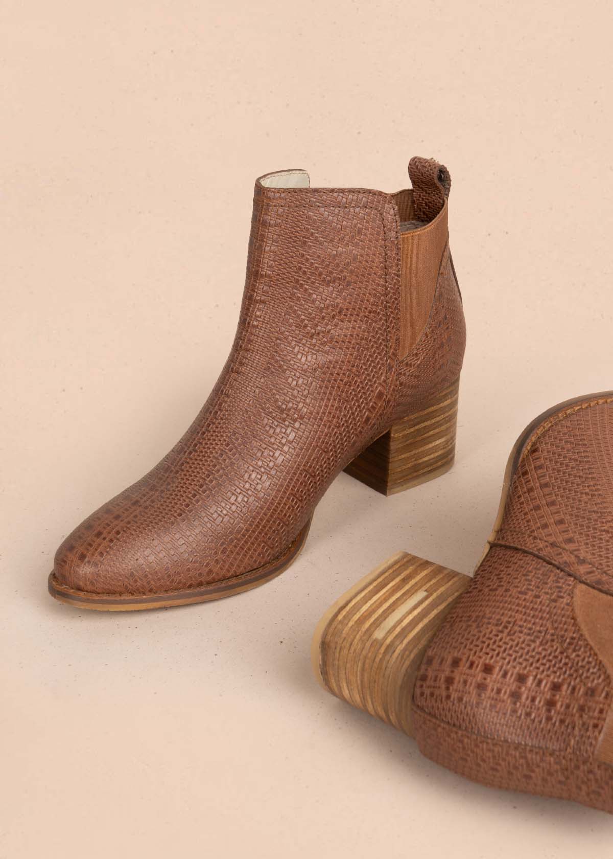 Botines en cuero color miel con resorte 105602