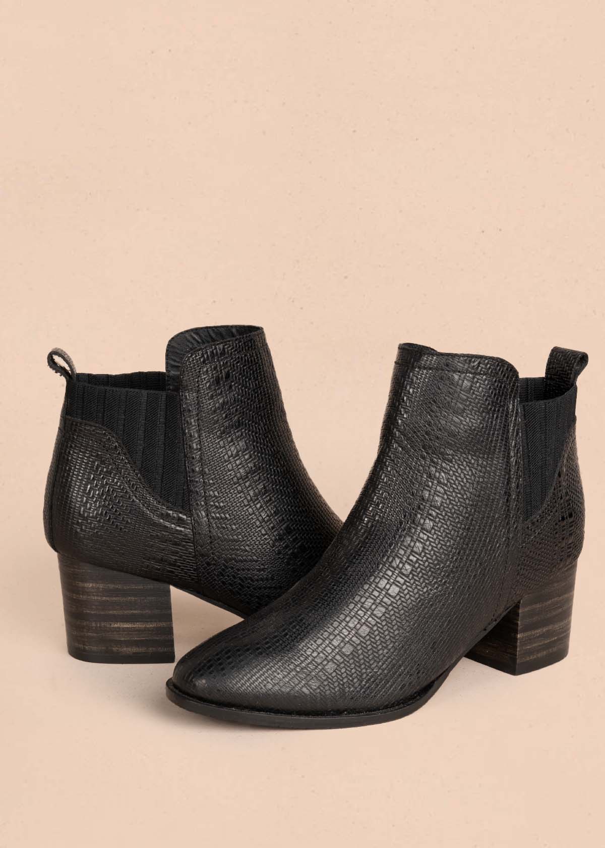 Botines en cuero color negro con resorte 105602