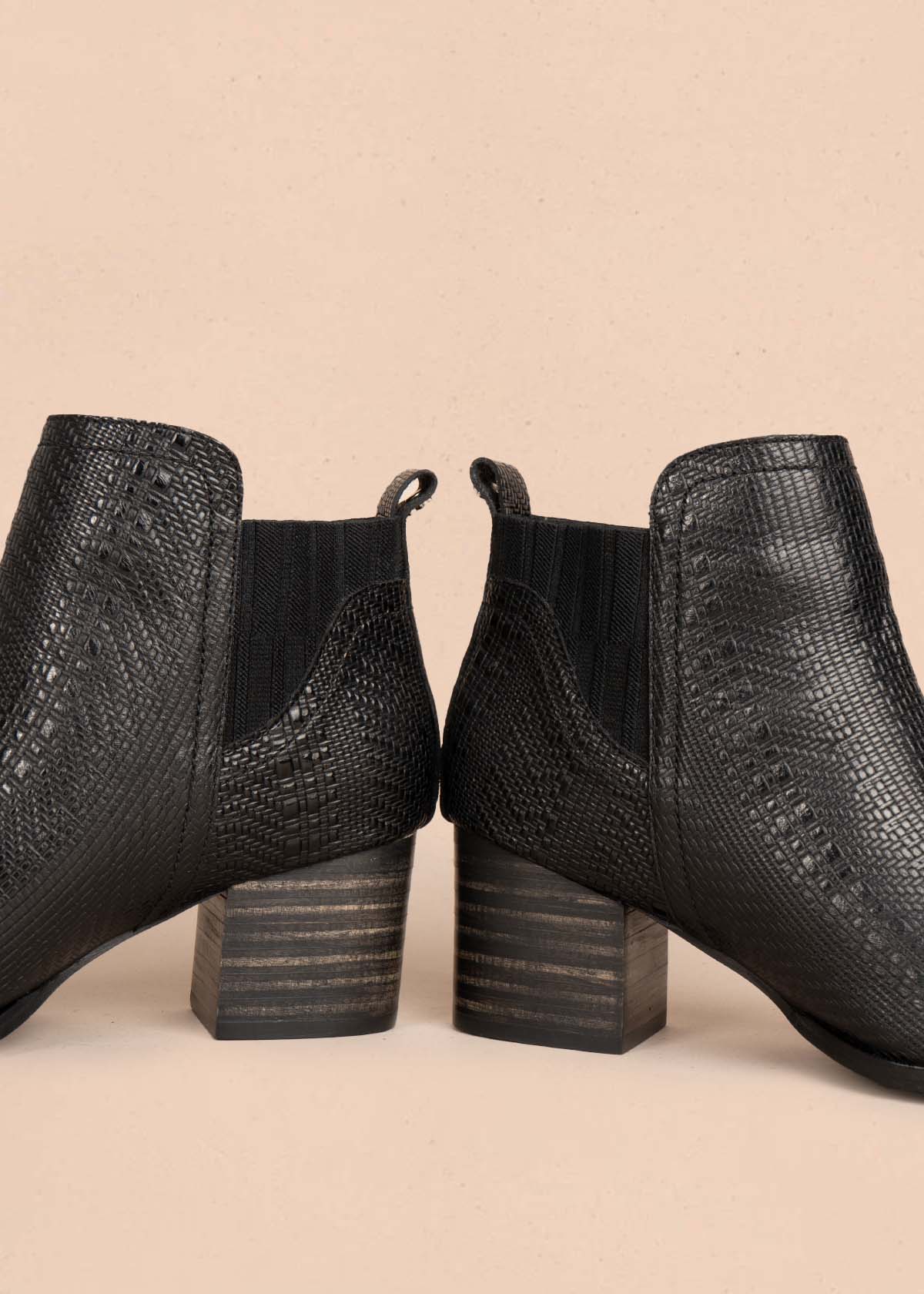 Botines en cuero color negro con resorte 105602