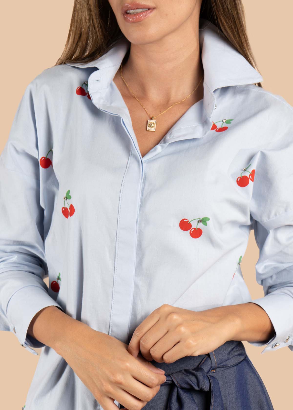 Blusa color azul claro con estampado de cerezas 105610