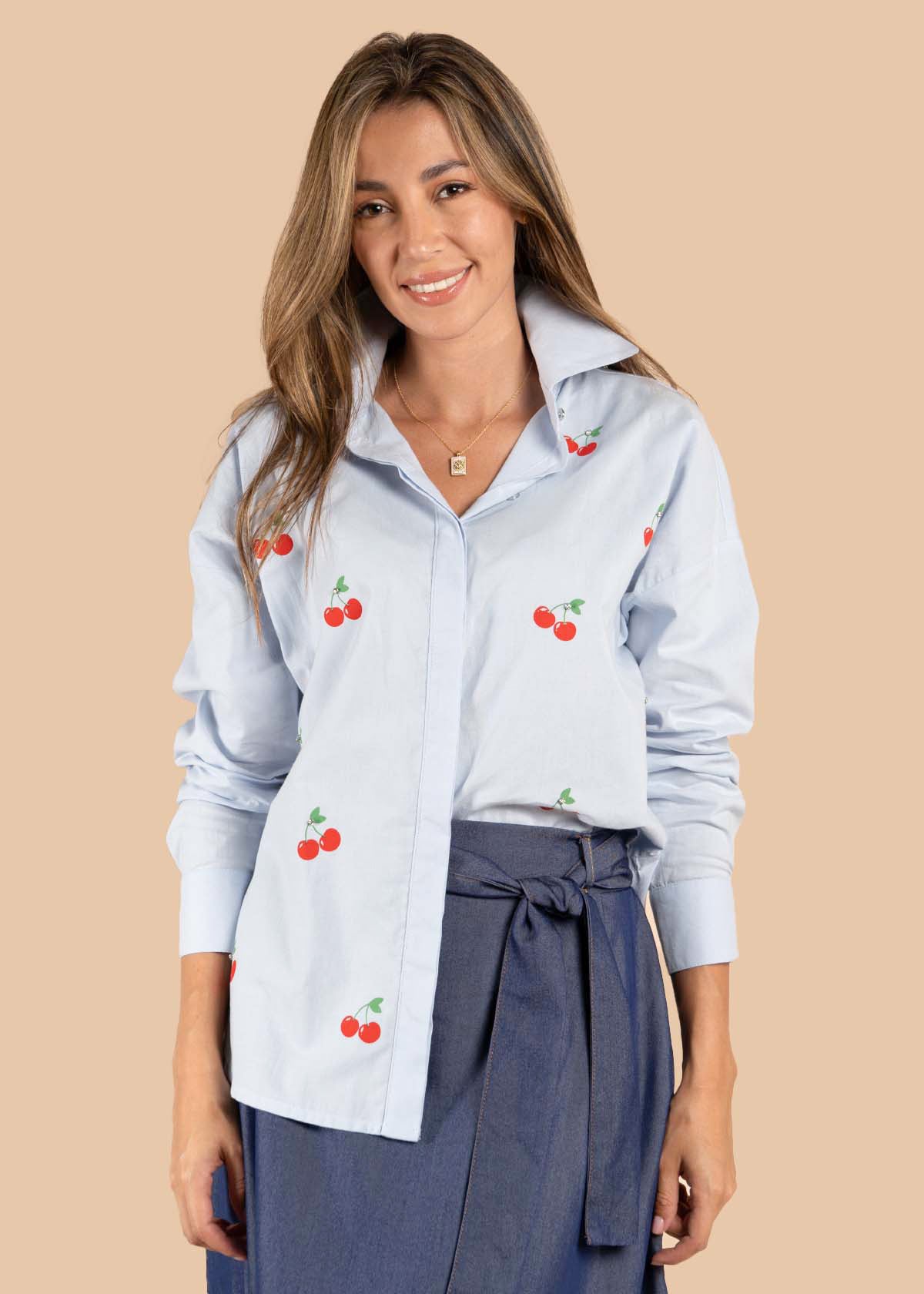 Blusa color azul claro con estampado de cerezas 105610