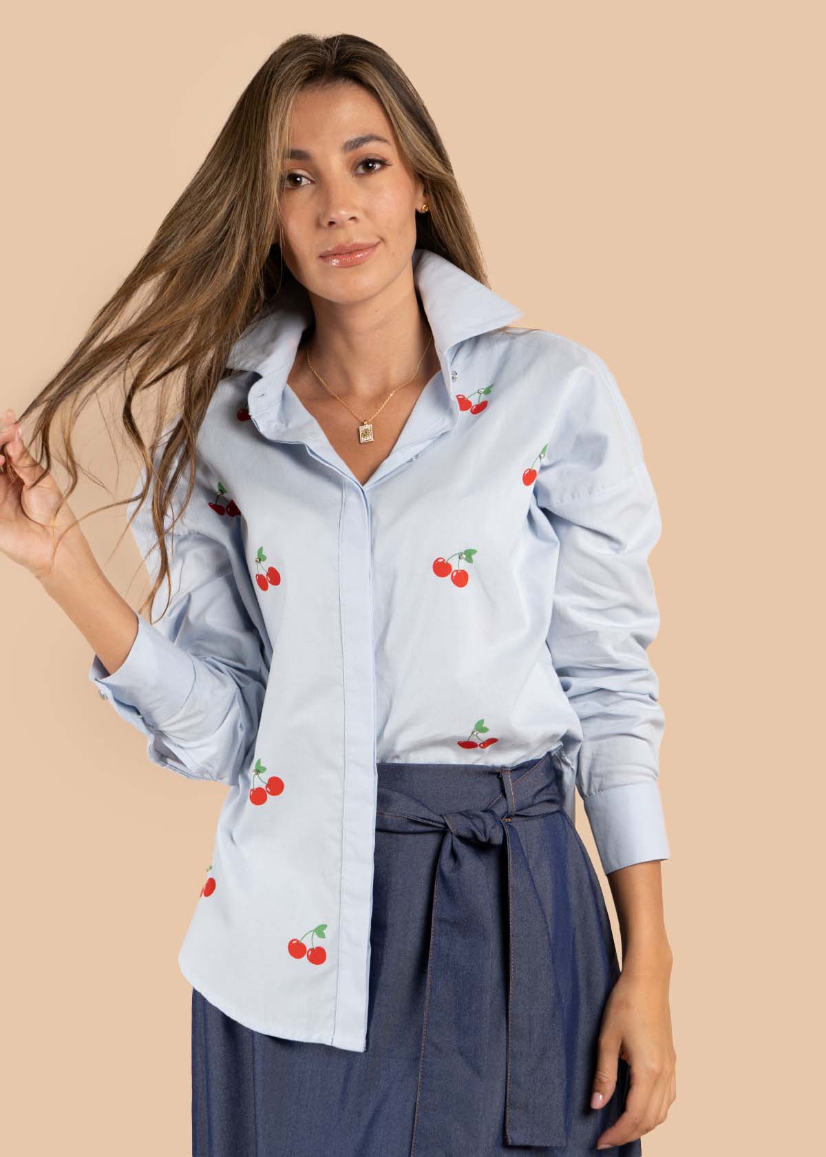 Blusa color azul claro con estampado de cerezas 105610