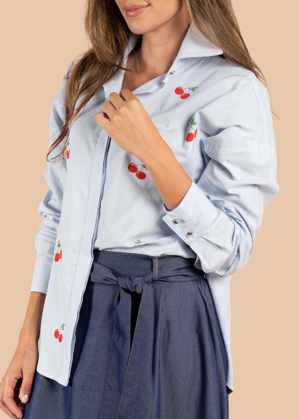Blusa color azul claro con estampado de cerezas 105610