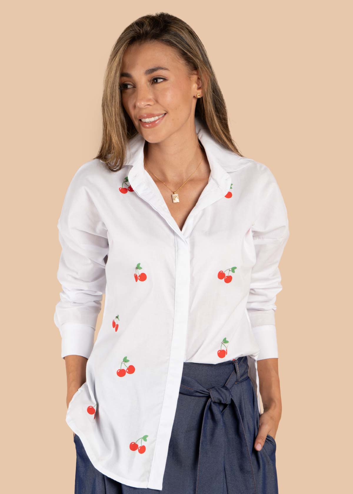 Blusa color blanco con estampado de cerezas 105610