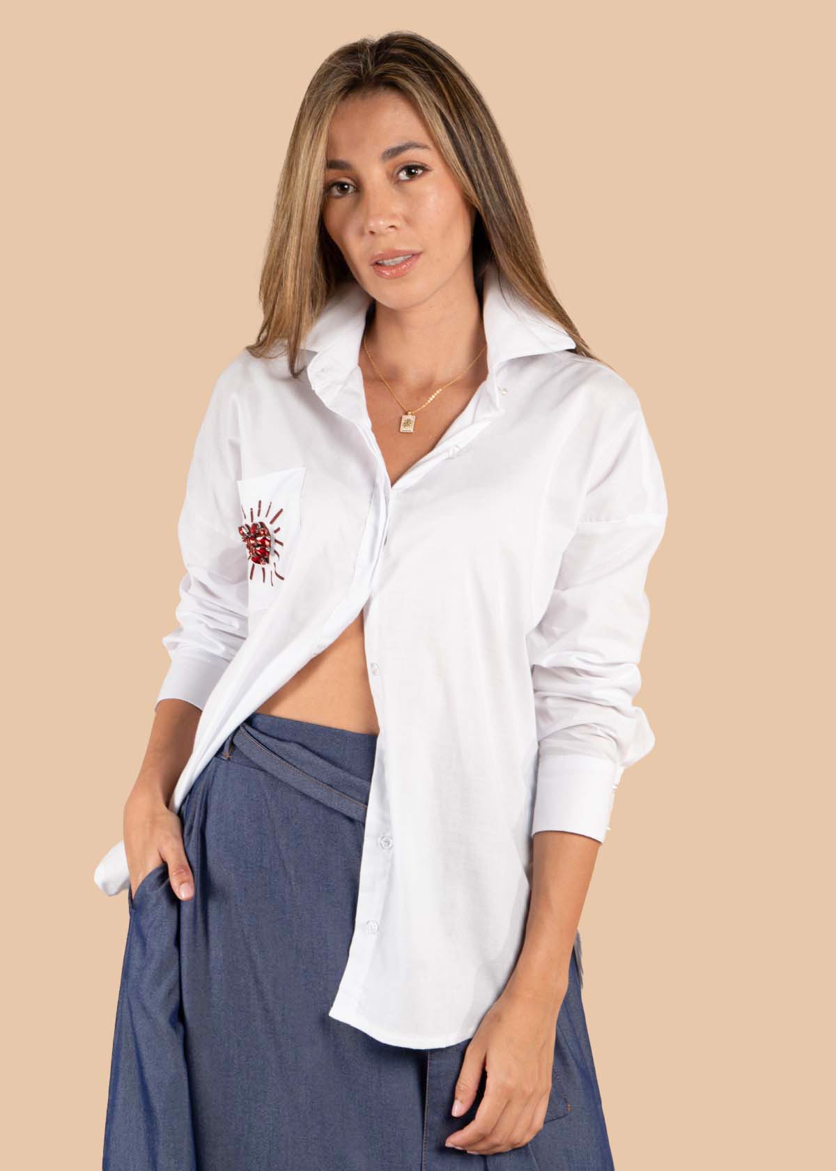 Blusa color blanco con corazón en bolsillo 105612