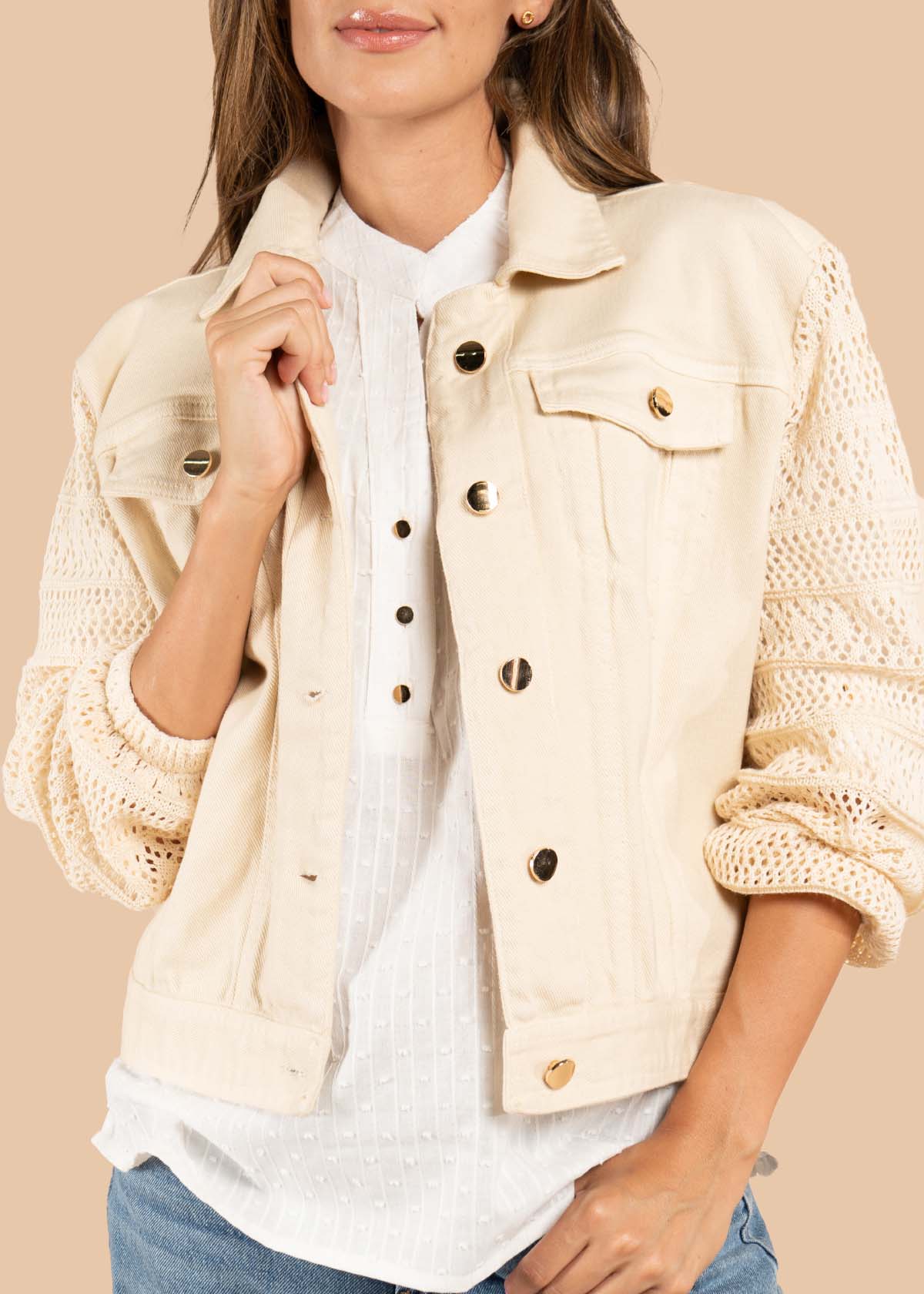 Chaqueta color beige con ojalillo 105613