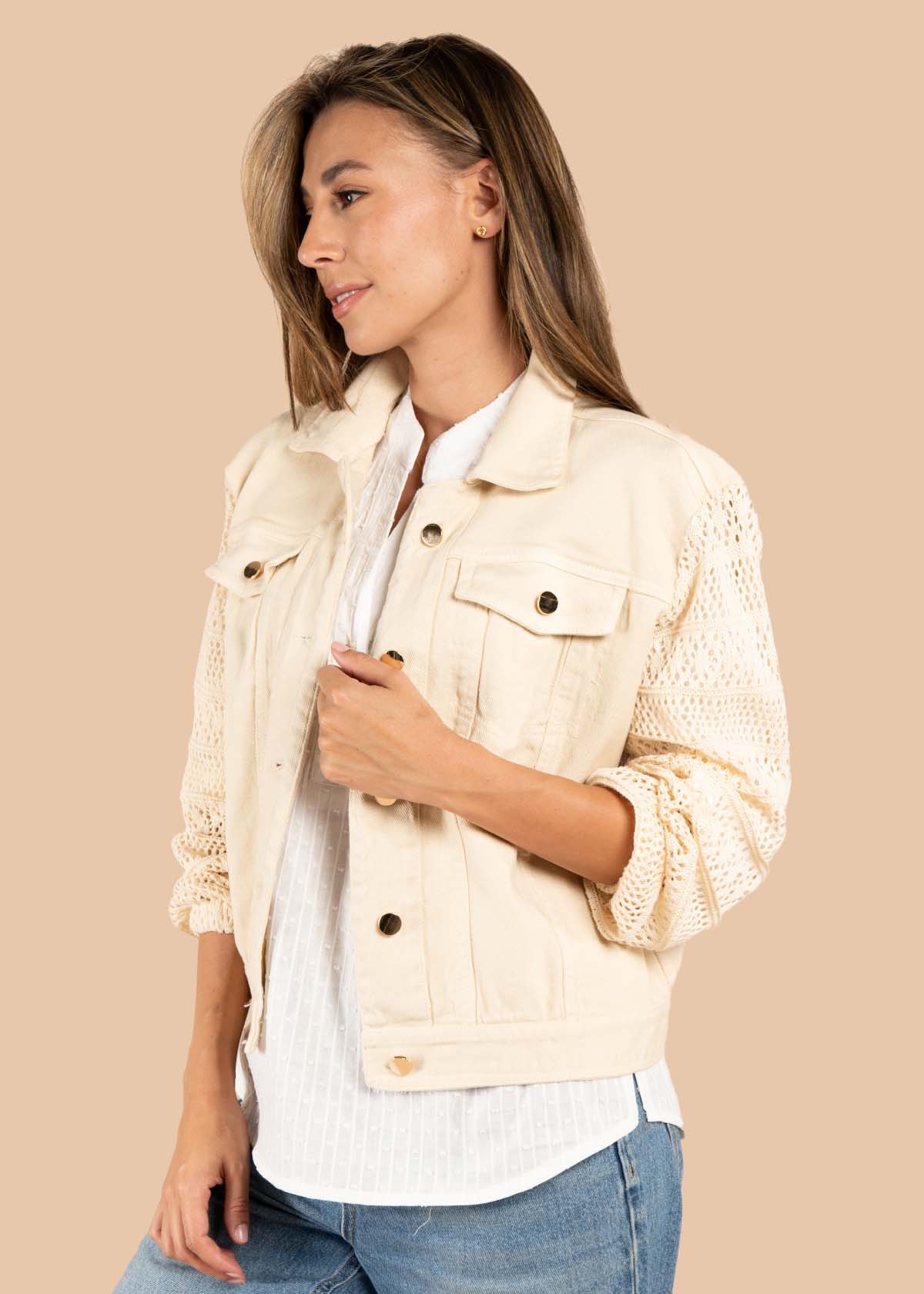 Chaqueta color beige con ojalillo 105613