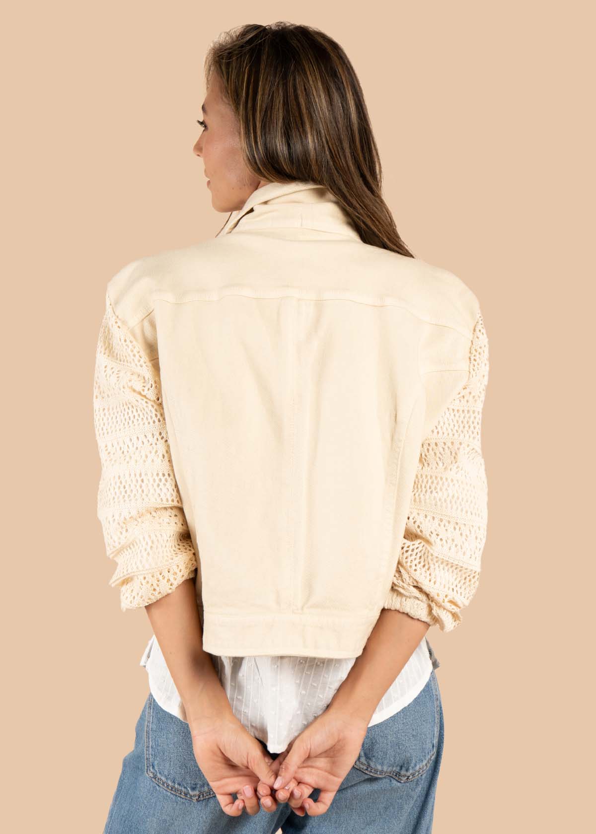 Chaqueta color beige con ojalillo 105613