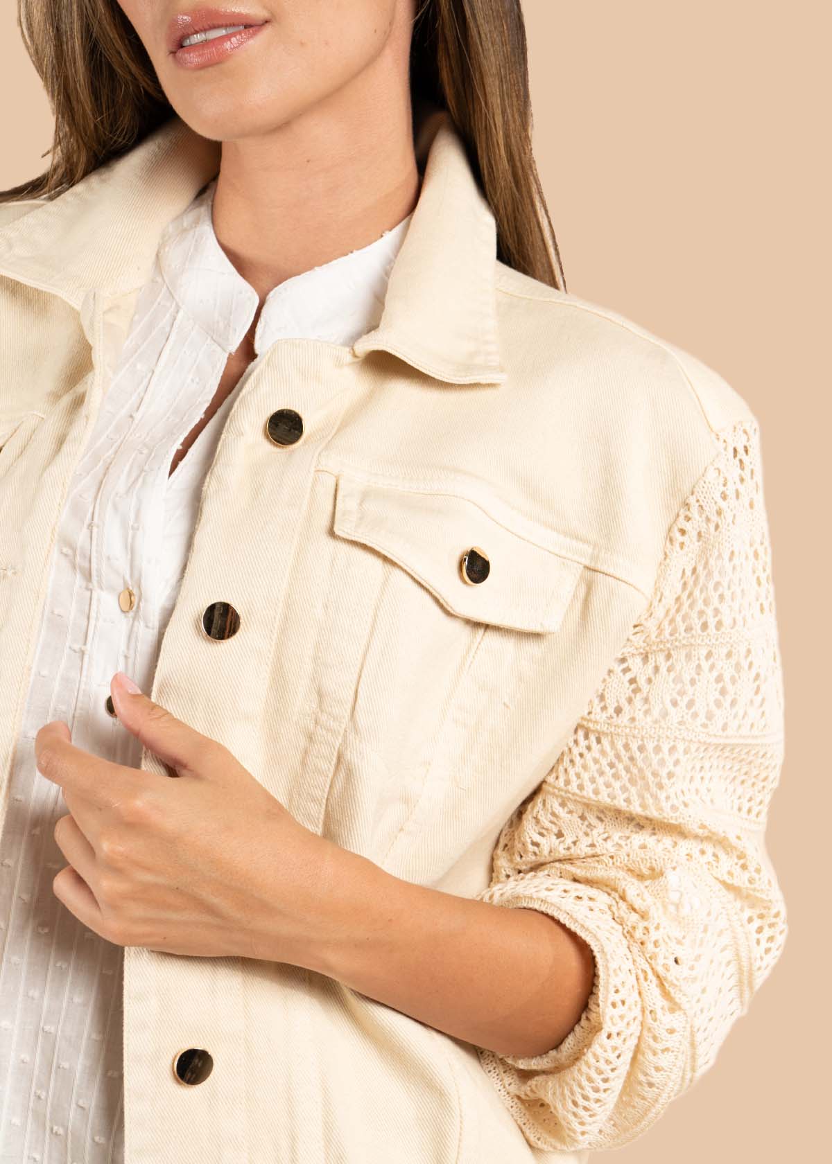 Chaqueta color beige con ojalillo 105613