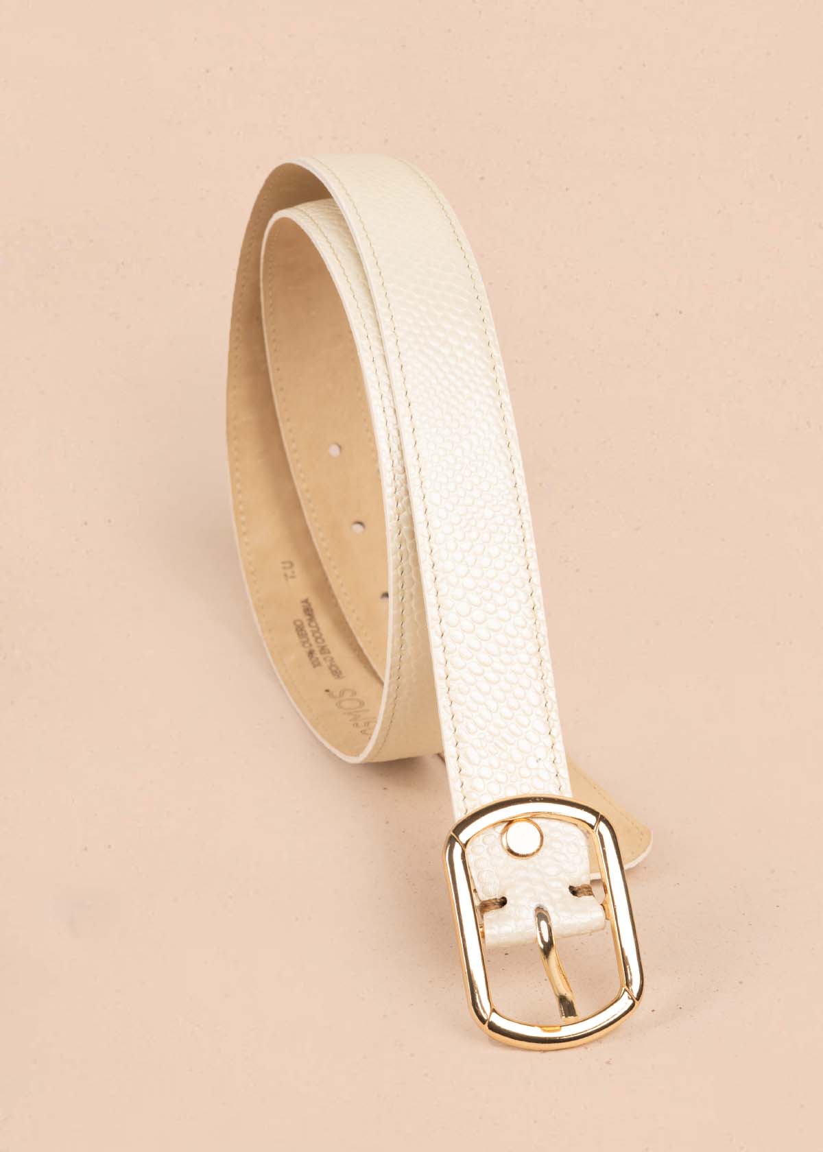 Cinturón en cuero color beige con textura croco 105640