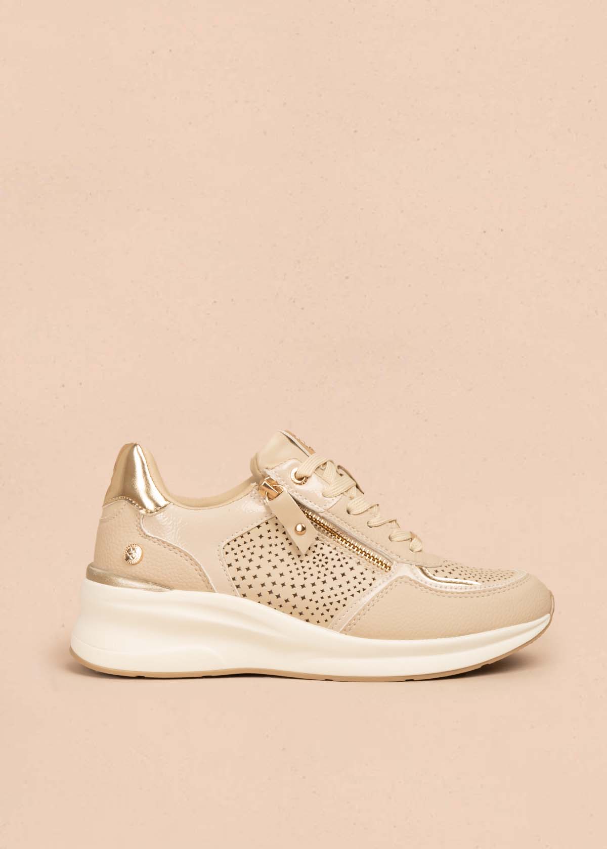 Tenis casuales color beige con perforaciones 105698