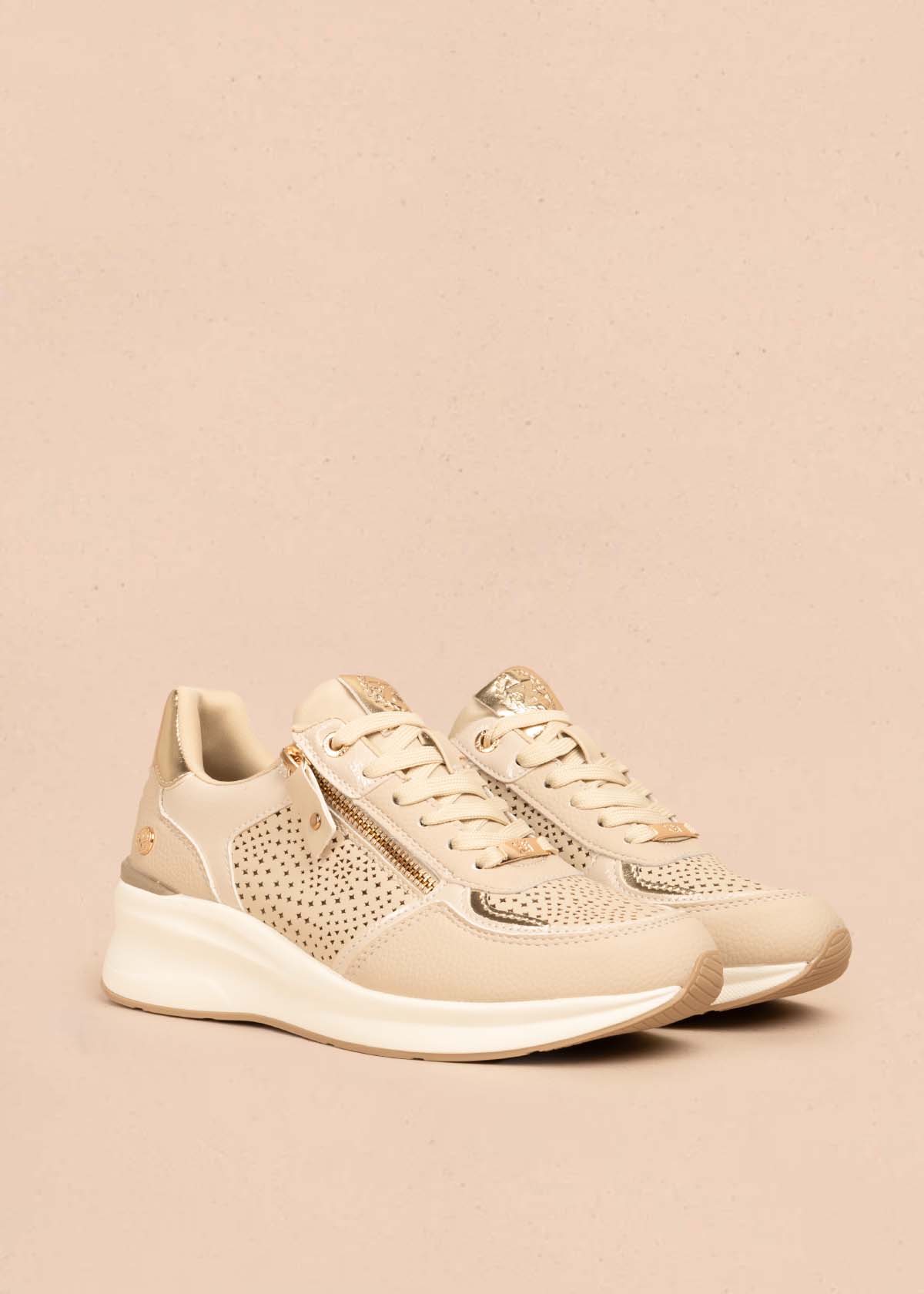 Tenis casuales color beige con perforaciones 105698
