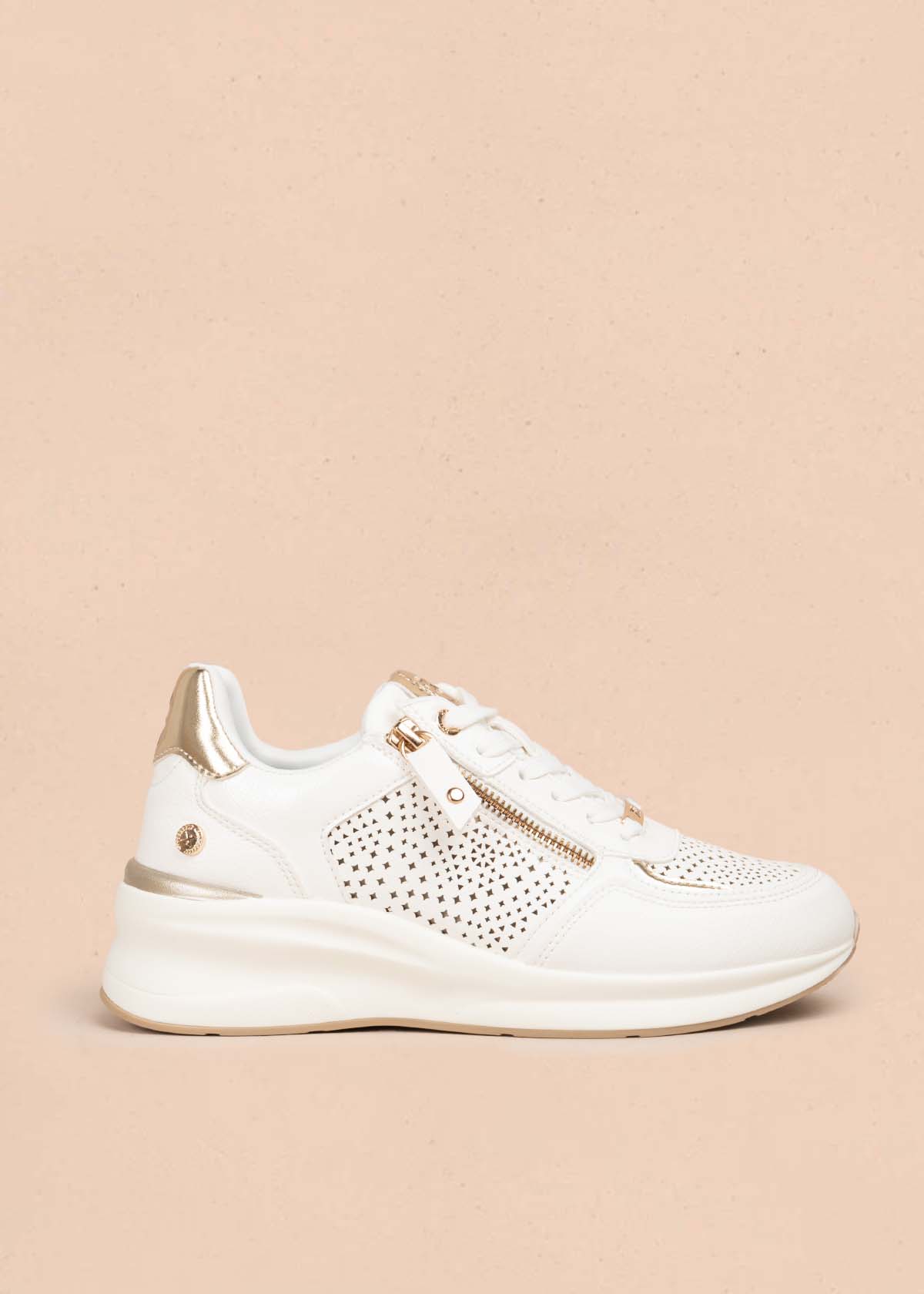 Tenis casuales color blanco con perforaciones 105698