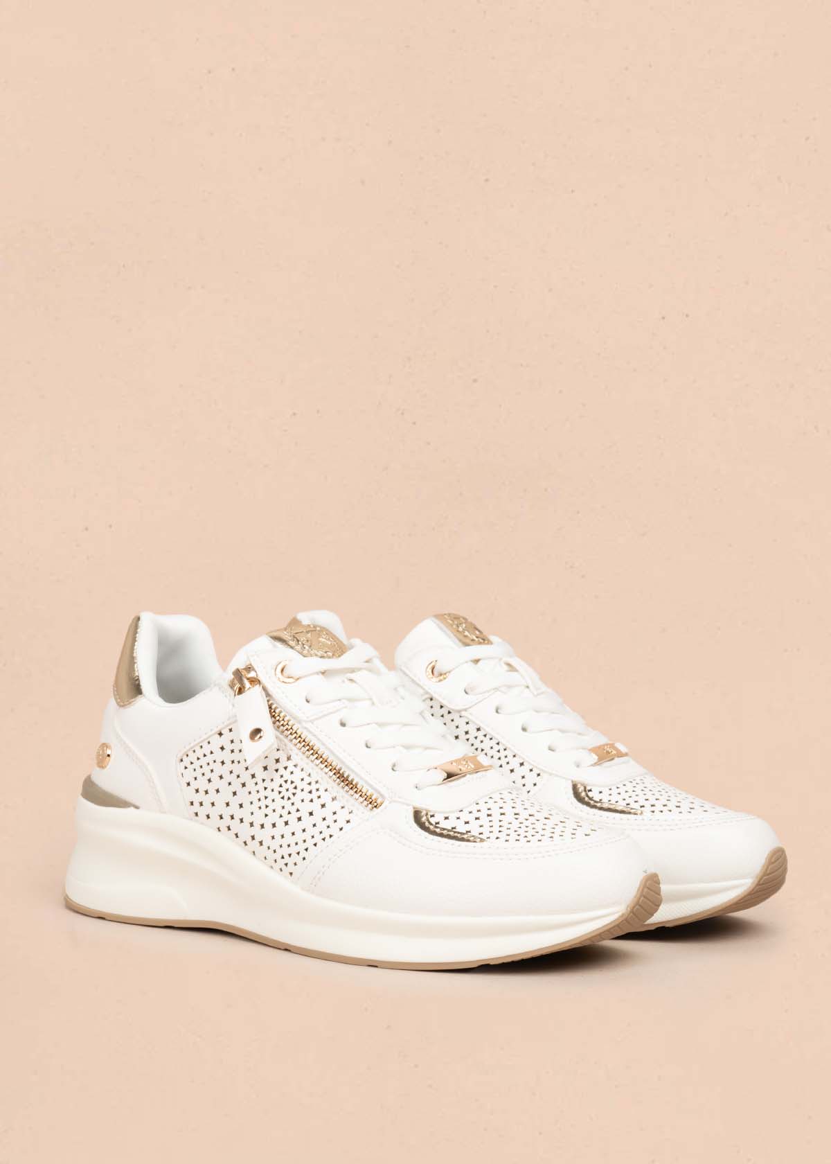 Tenis casuales color blanco con perforaciones 105698
