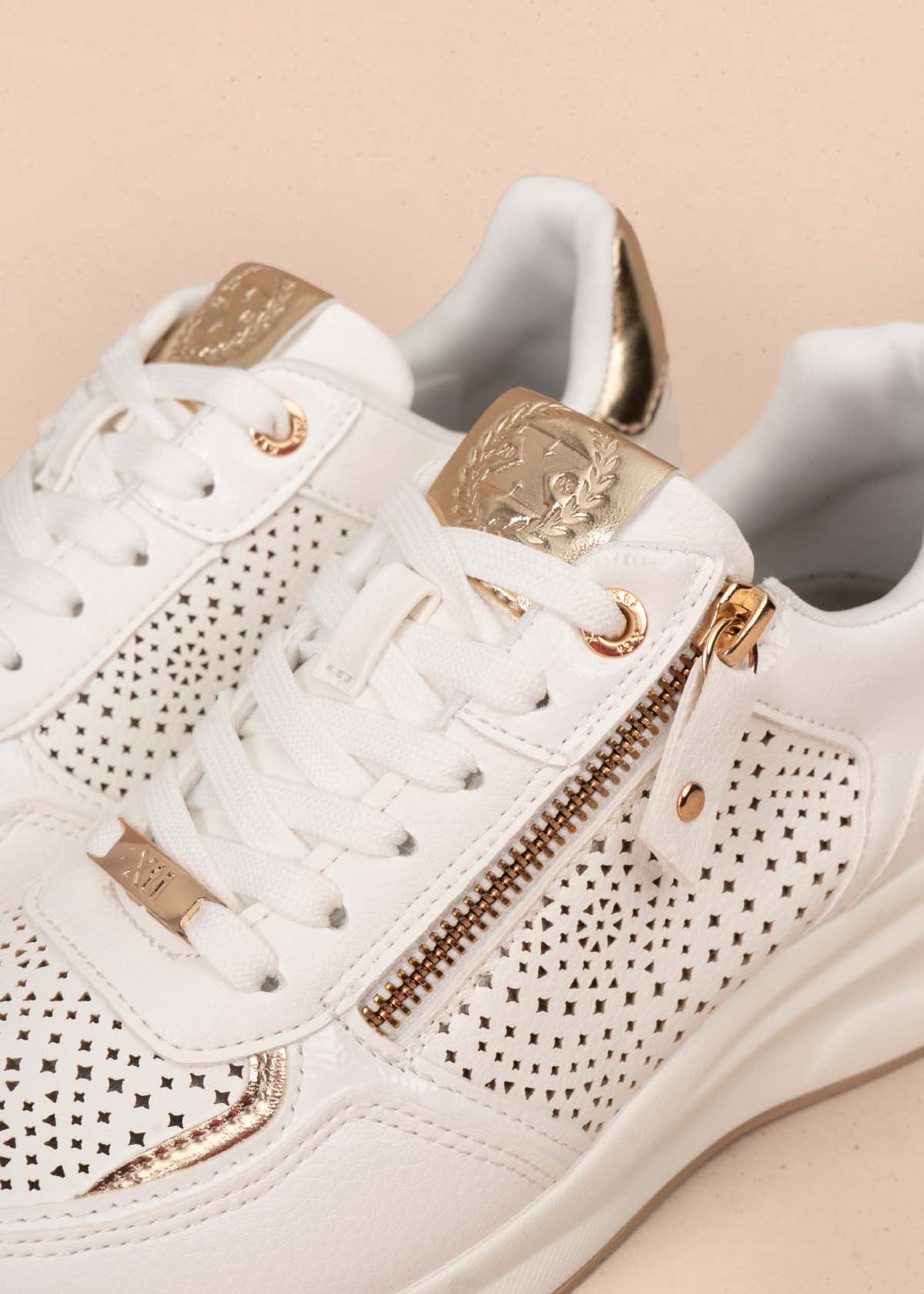 Tenis casuales color blanco con perforaciones 105698