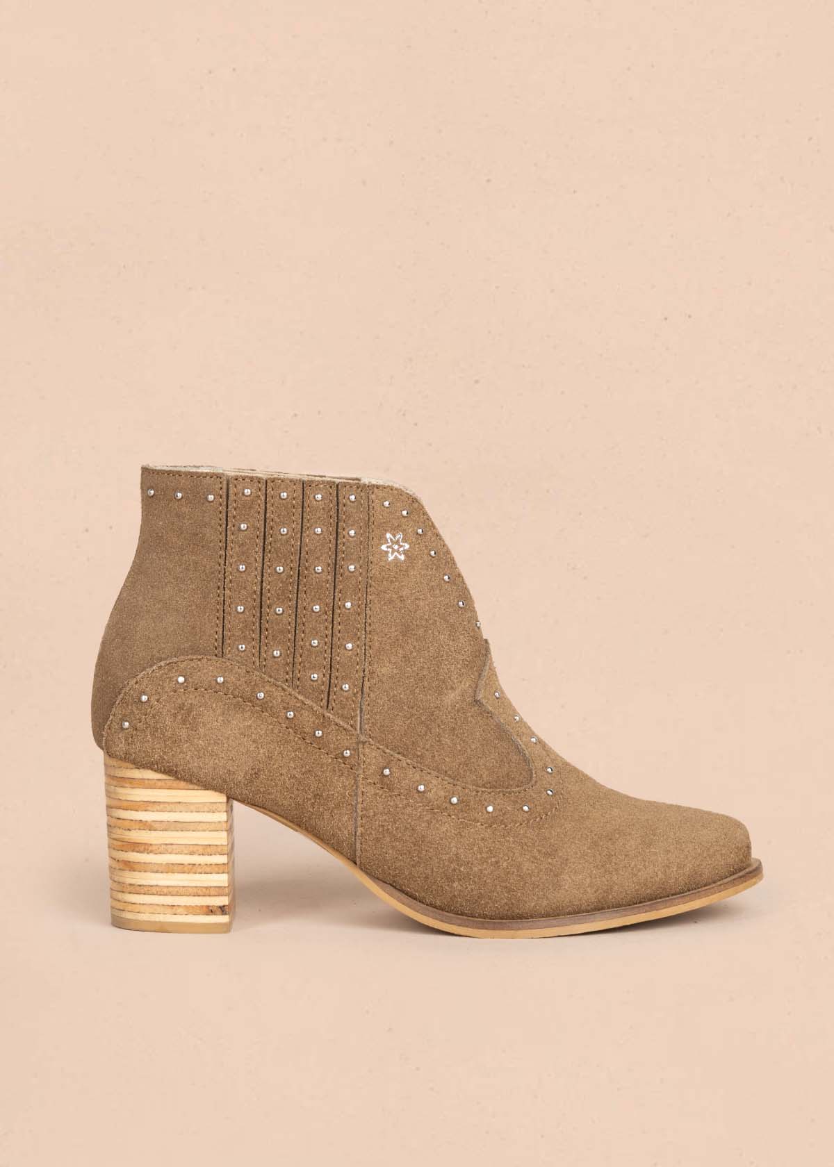 Botines en cuero color miel con taches 105599