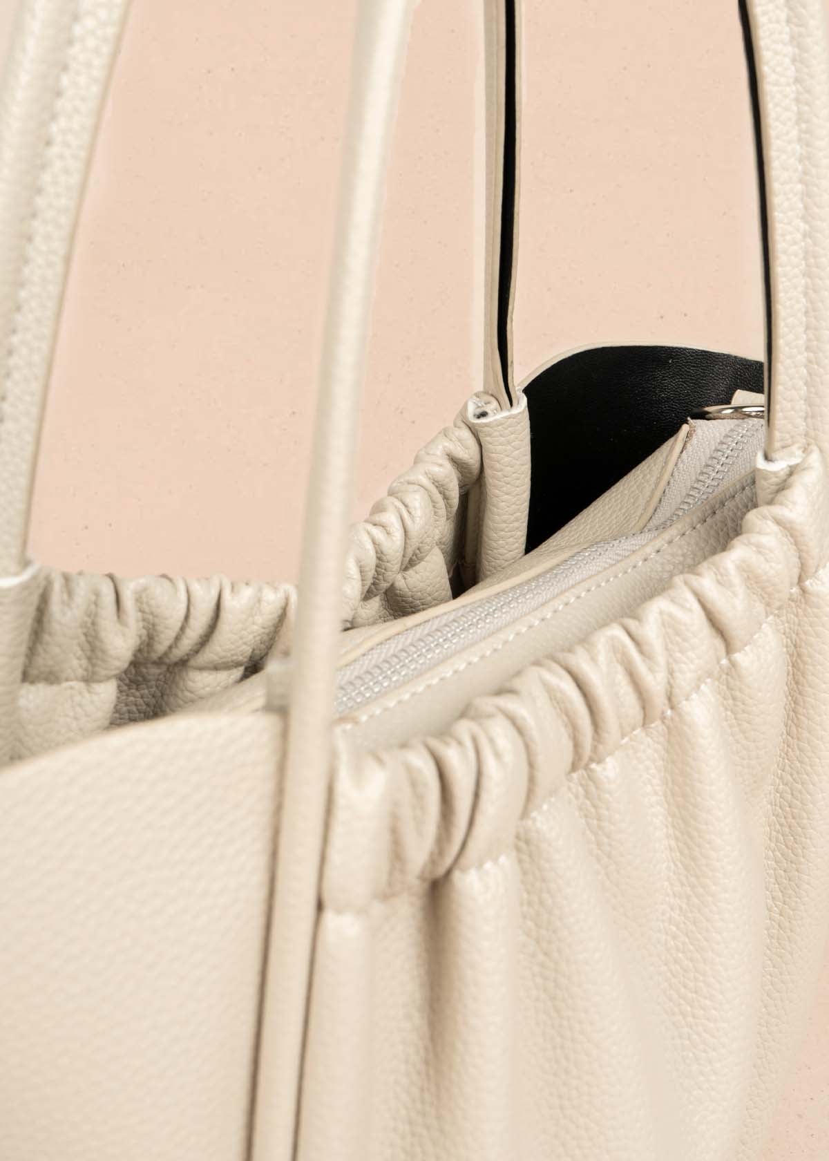 Bolso tipo cartera color beige con resorte 105702